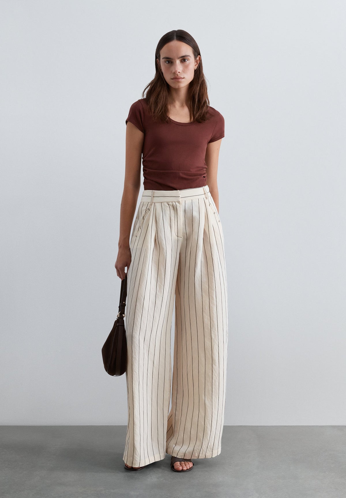 T-SHIRT COM DRAPEADO LATERAL