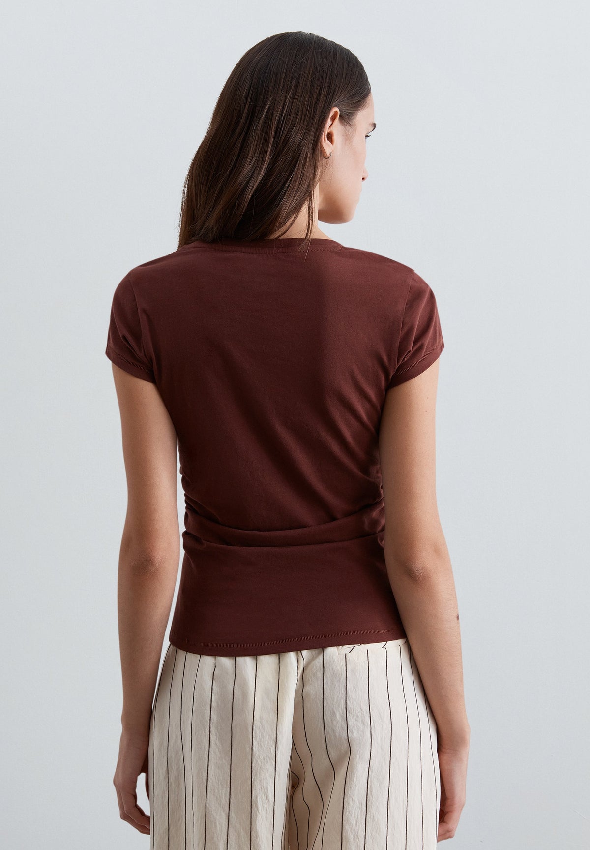 T-SHIRT COM DRAPEADO LATERAL