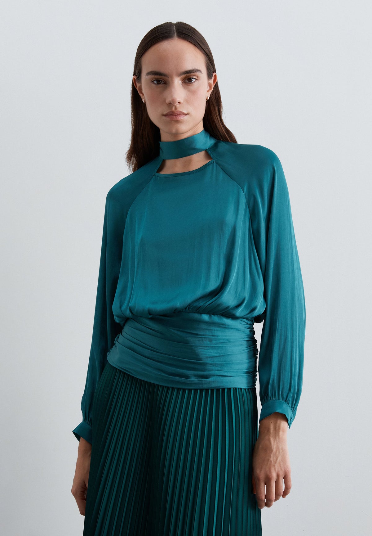 BLUSA ACETINADA COM CUT OUT