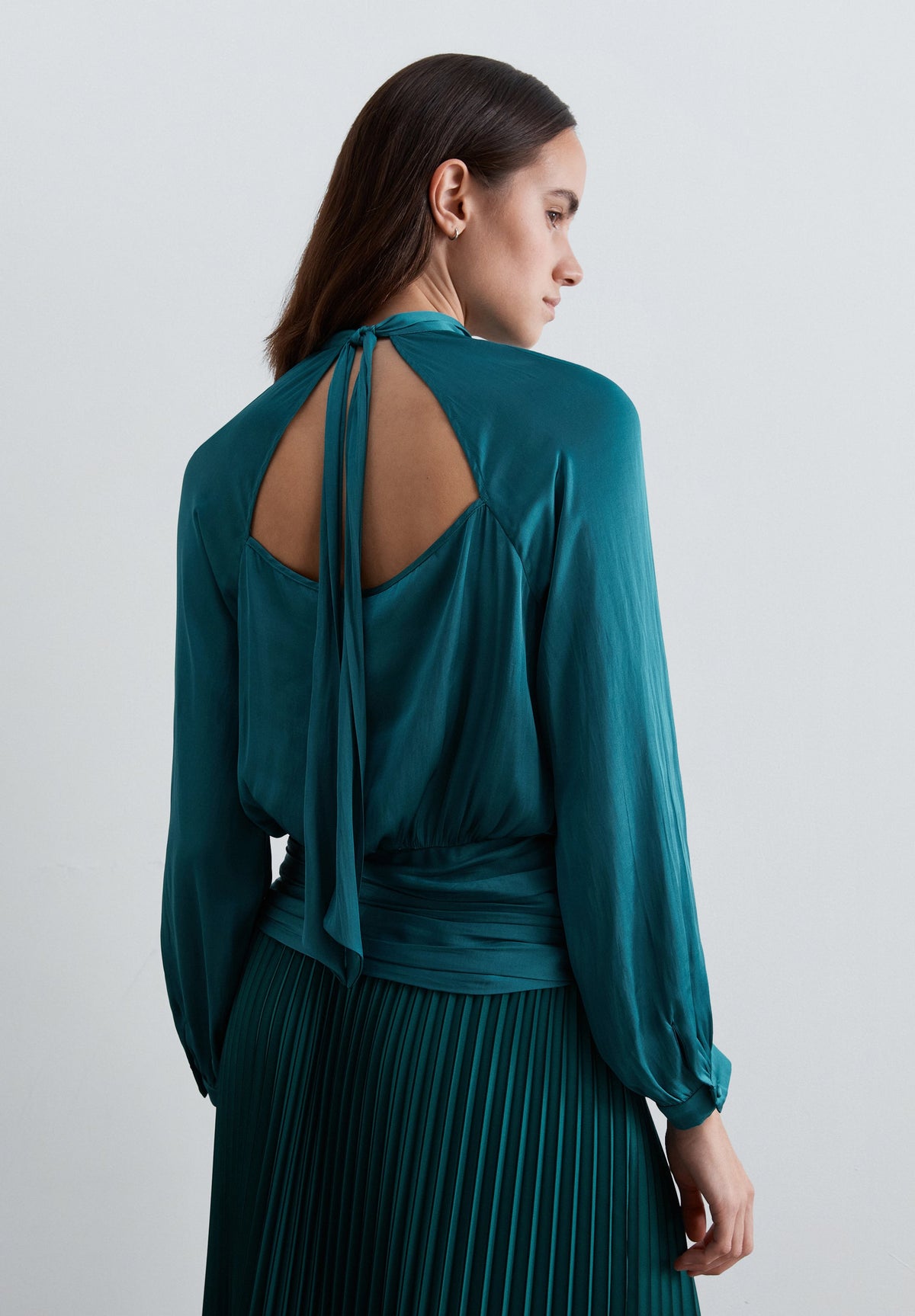 BLUSA ACETINADA COM CUT OUT