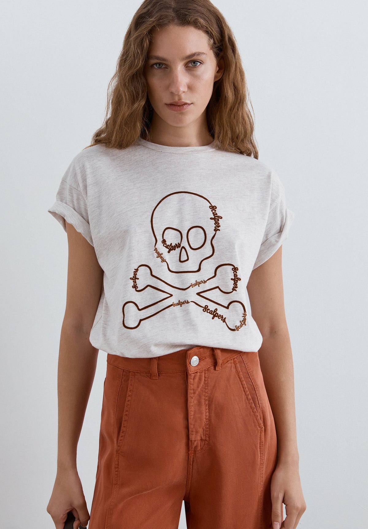 T-SHIRT RELAXED COM PADRÃO DE SKULL
