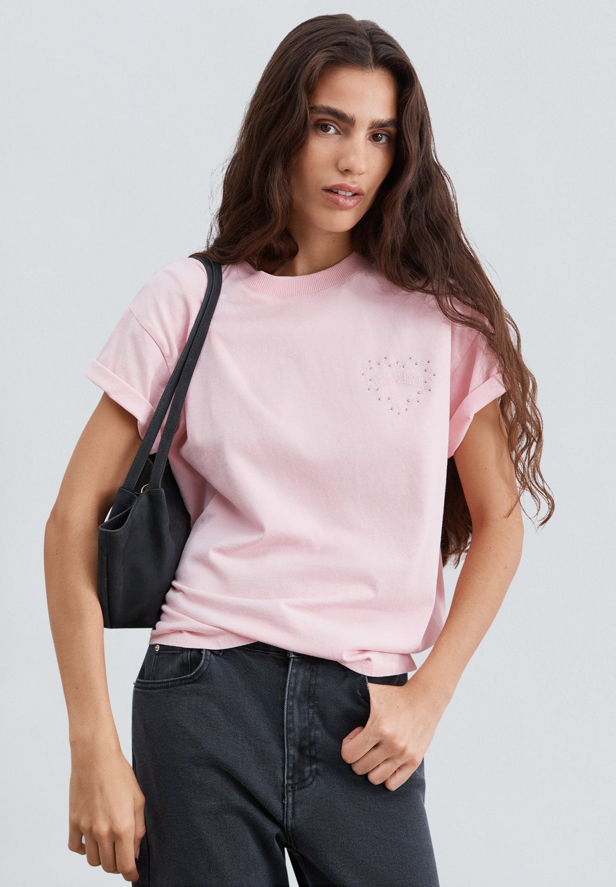 T-SHIRT COM CORAÇÃO DE TACHAS