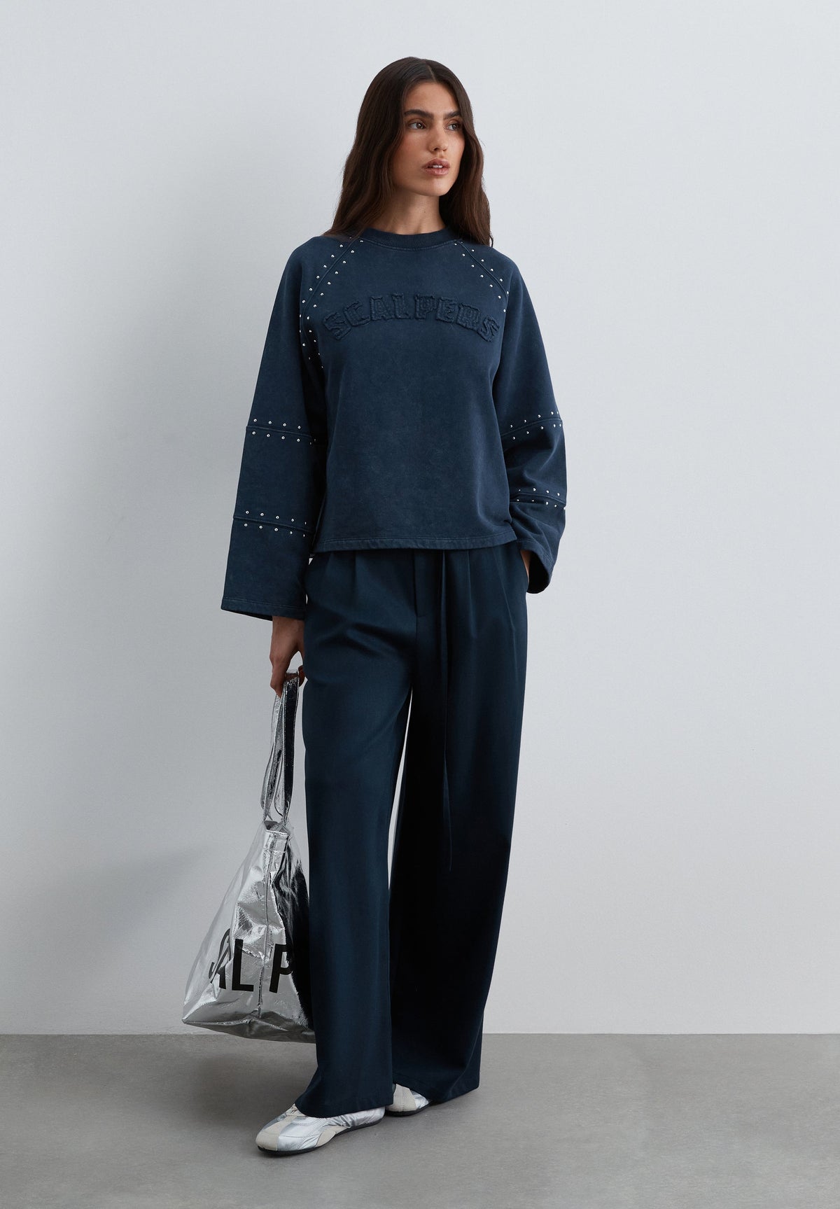 SWEATSHIRT TACHAS E LOGÓTIPO DE REMENDO
