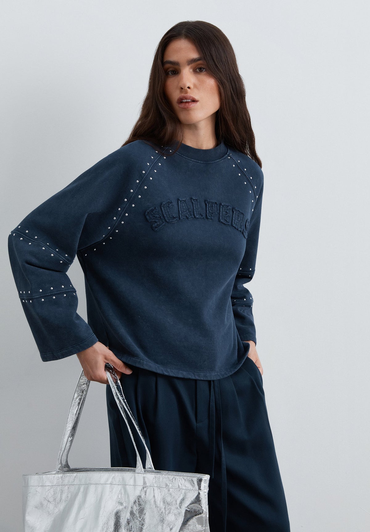 SWEATSHIRT TACHAS E LOGÓTIPO DE REMENDO