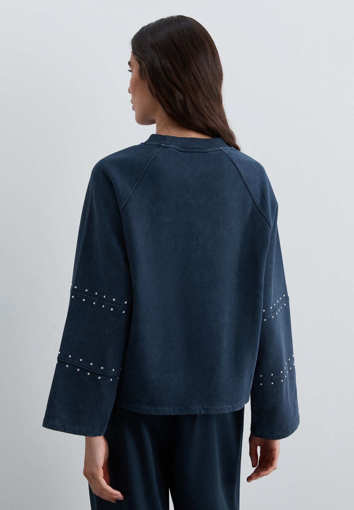 SWEATSHIRT TACHAS E LOGÓTIPO DE REMENDO