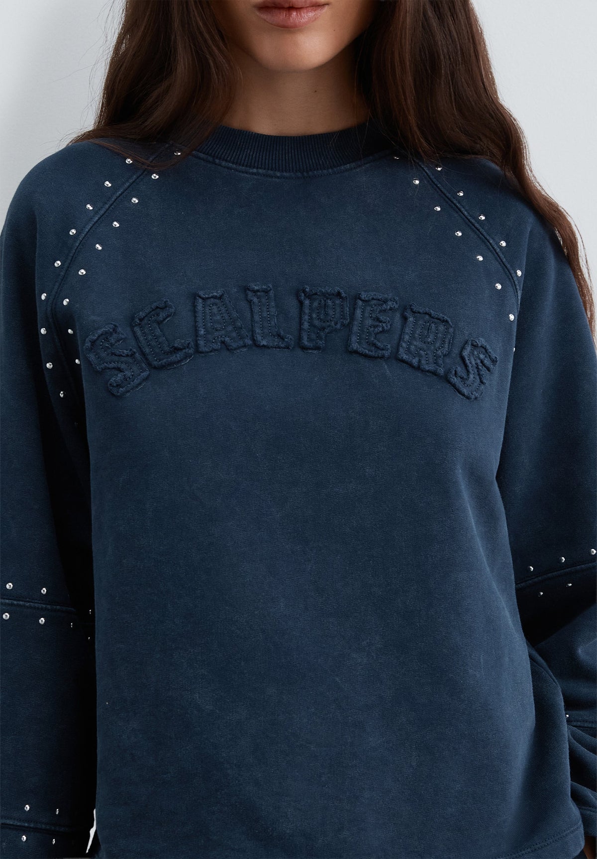 SWEATSHIRT TACHAS E LOGÓTIPO DE REMENDO