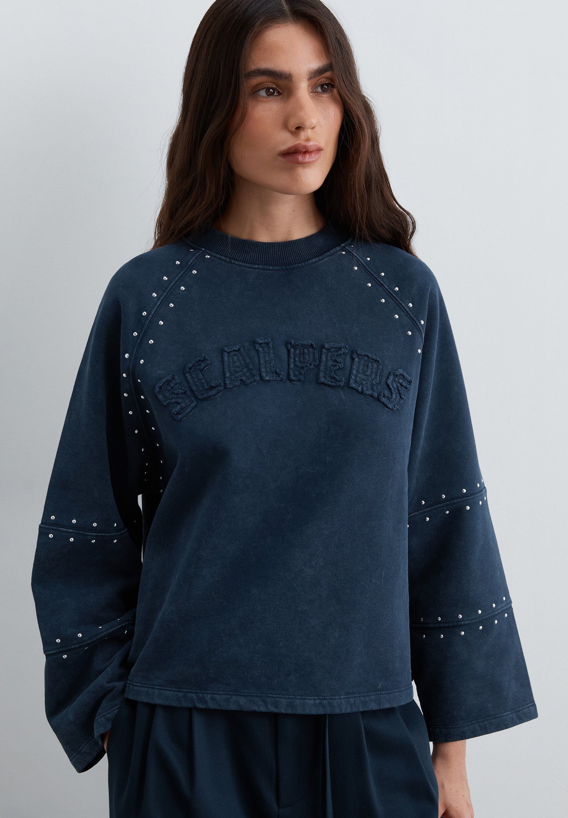 SWEATSHIRT TACHAS E LOGÓTIPO DE REMENDO