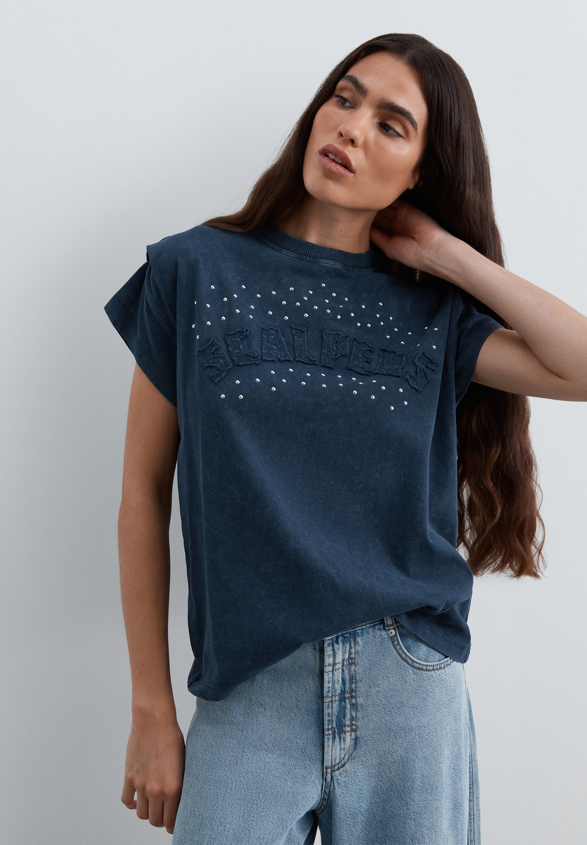 T-SHIRT COM TACHAS E LOGÓTIPO DE REMENDO