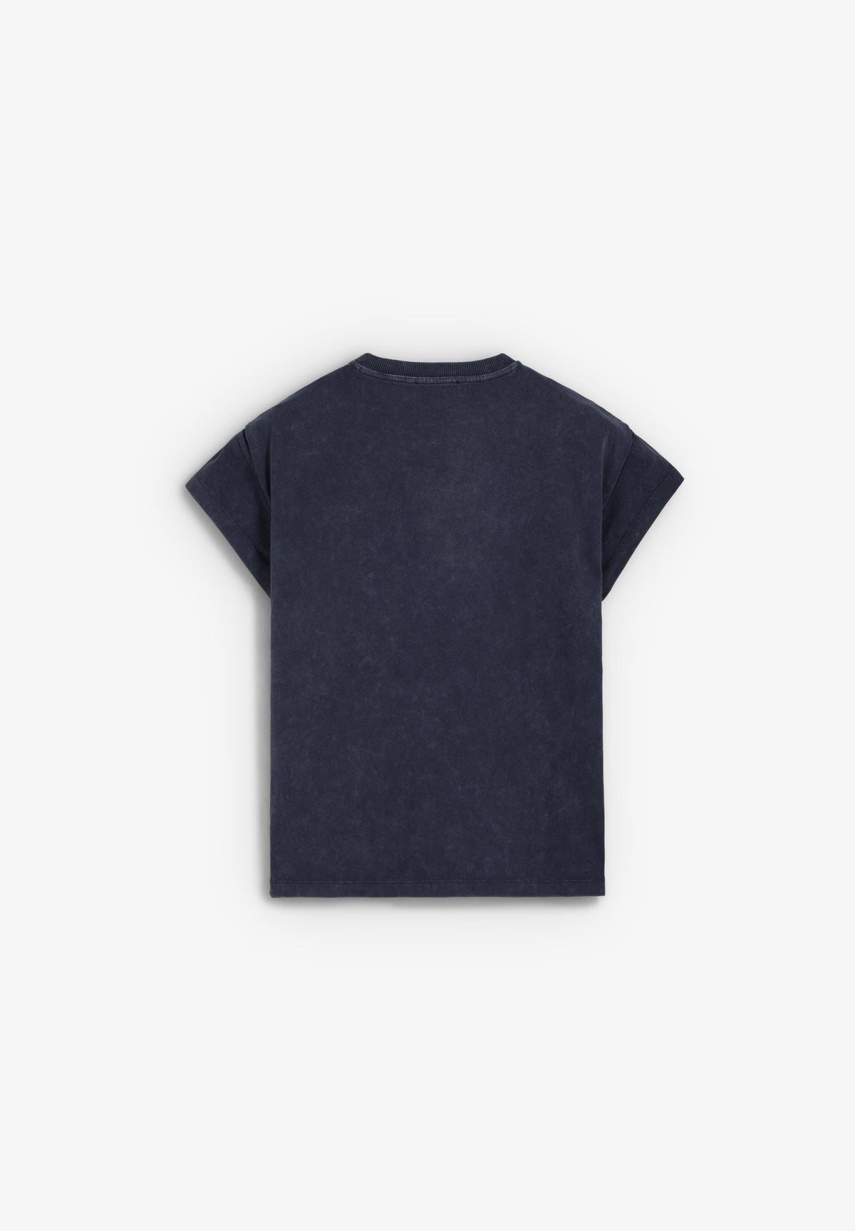 T-SHIRT COM TACHAS E LOGÓTIPO DE REMENDO