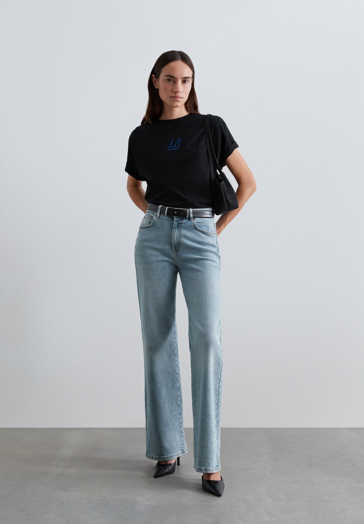 T-SHIRT COM OMBREIRAS E PORMENOR DE BORDADO