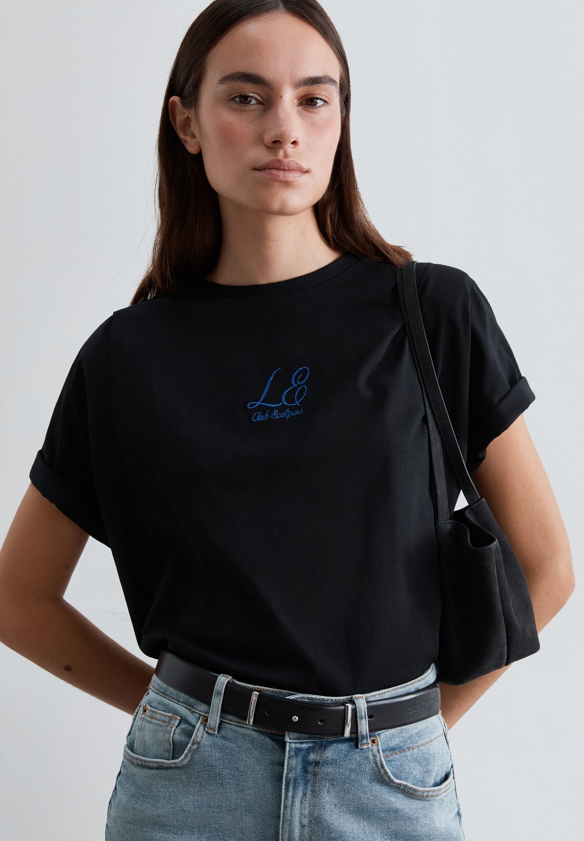 T-SHIRT COM OMBREIRAS E PORMENOR DE BORDADO