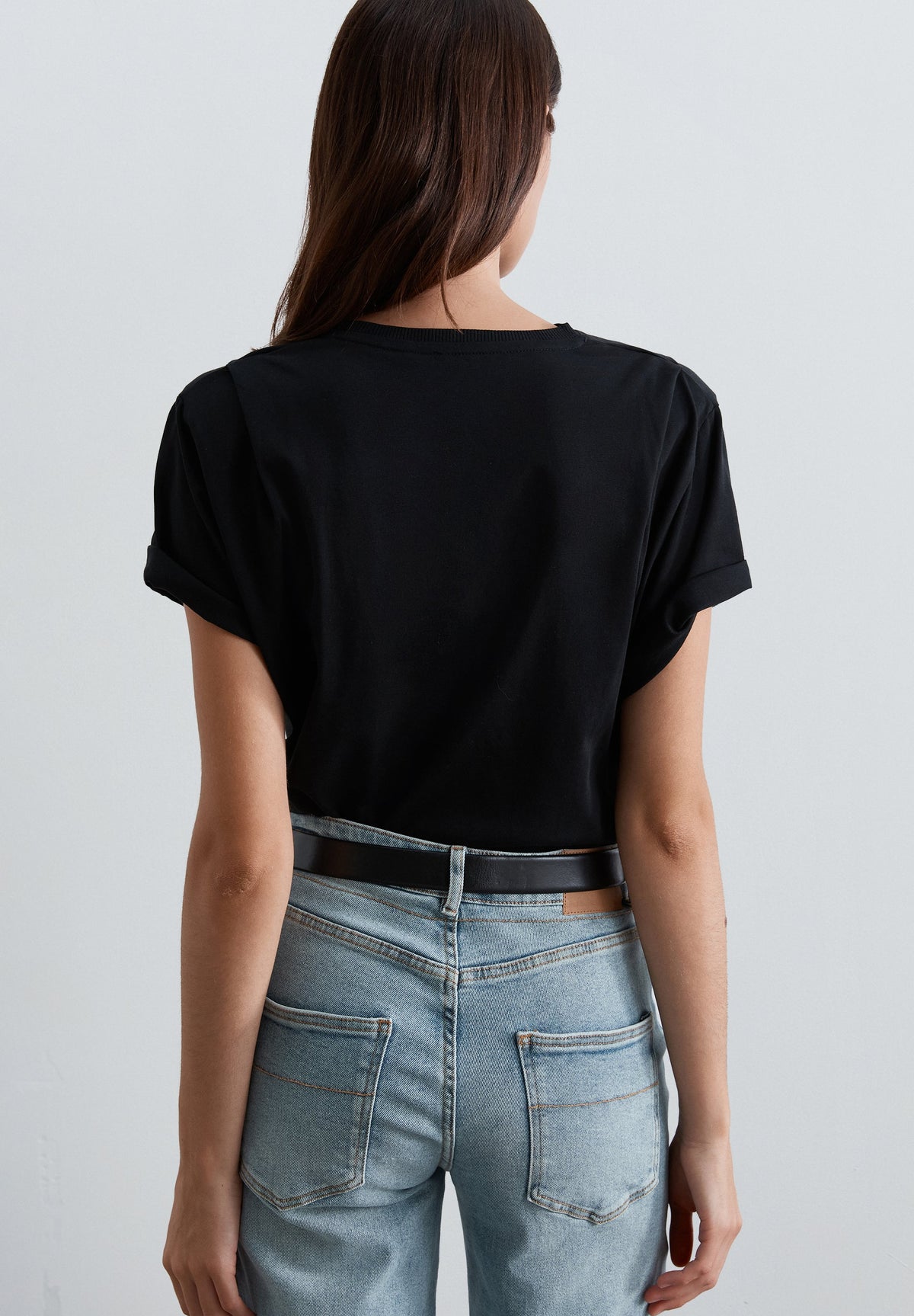 T-SHIRT COM OMBREIRAS E PORMENOR DE BORDADO