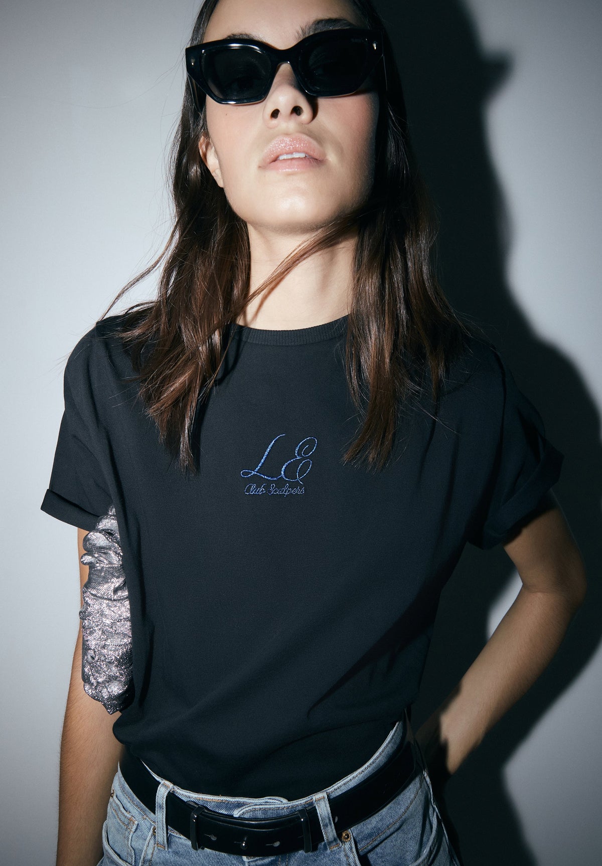 T-SHIRT COM OMBREIRAS E PORMENOR DE BORDADO