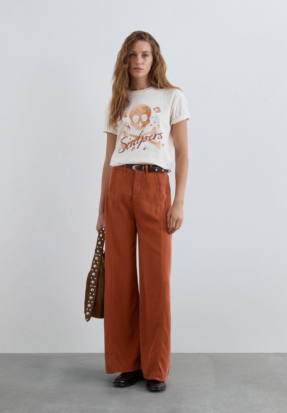T-SHIRT COM PADRÃO À FRENTE