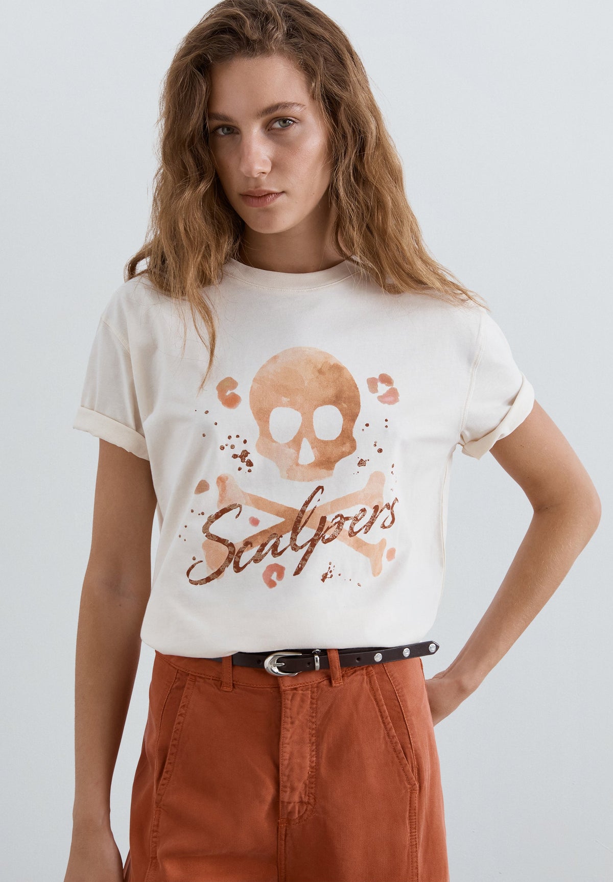 T-SHIRT COM PADRÃO À FRENTE