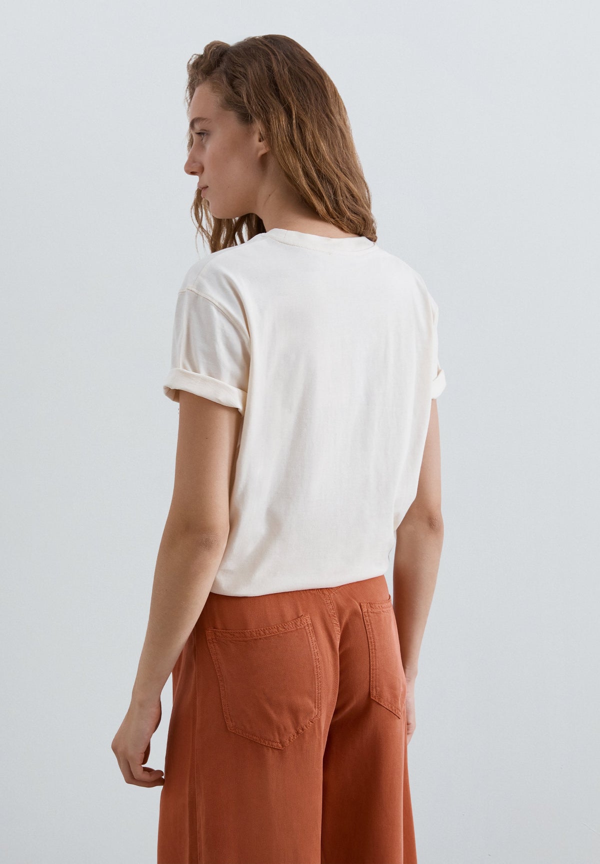 T-SHIRT COM PADRÃO À FRENTE