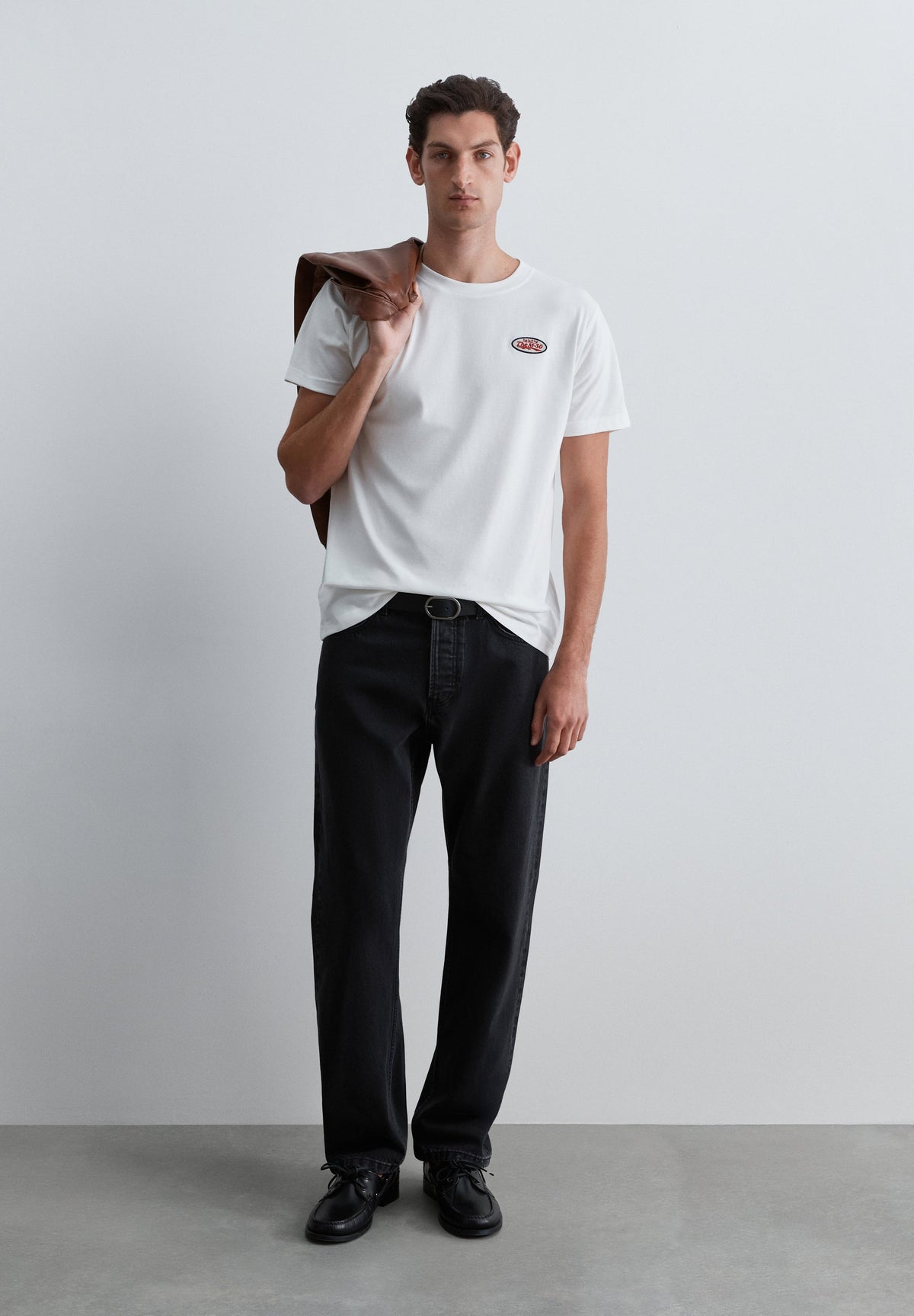 T-SHIRT COM PADRÃO E DETALHE DE REMENDO