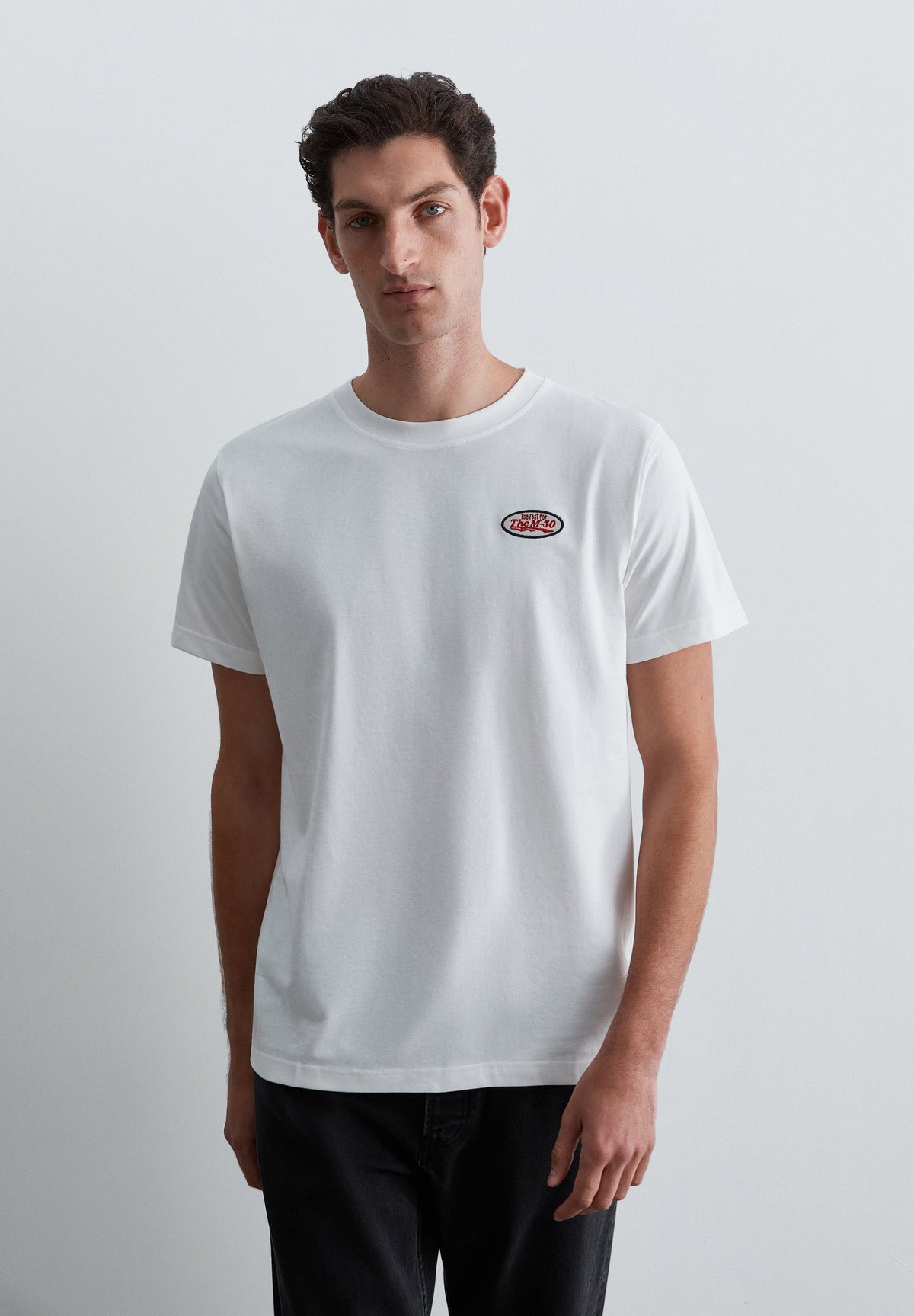 T-SHIRT COM PADRÃO E DETALHE DE REMENDO