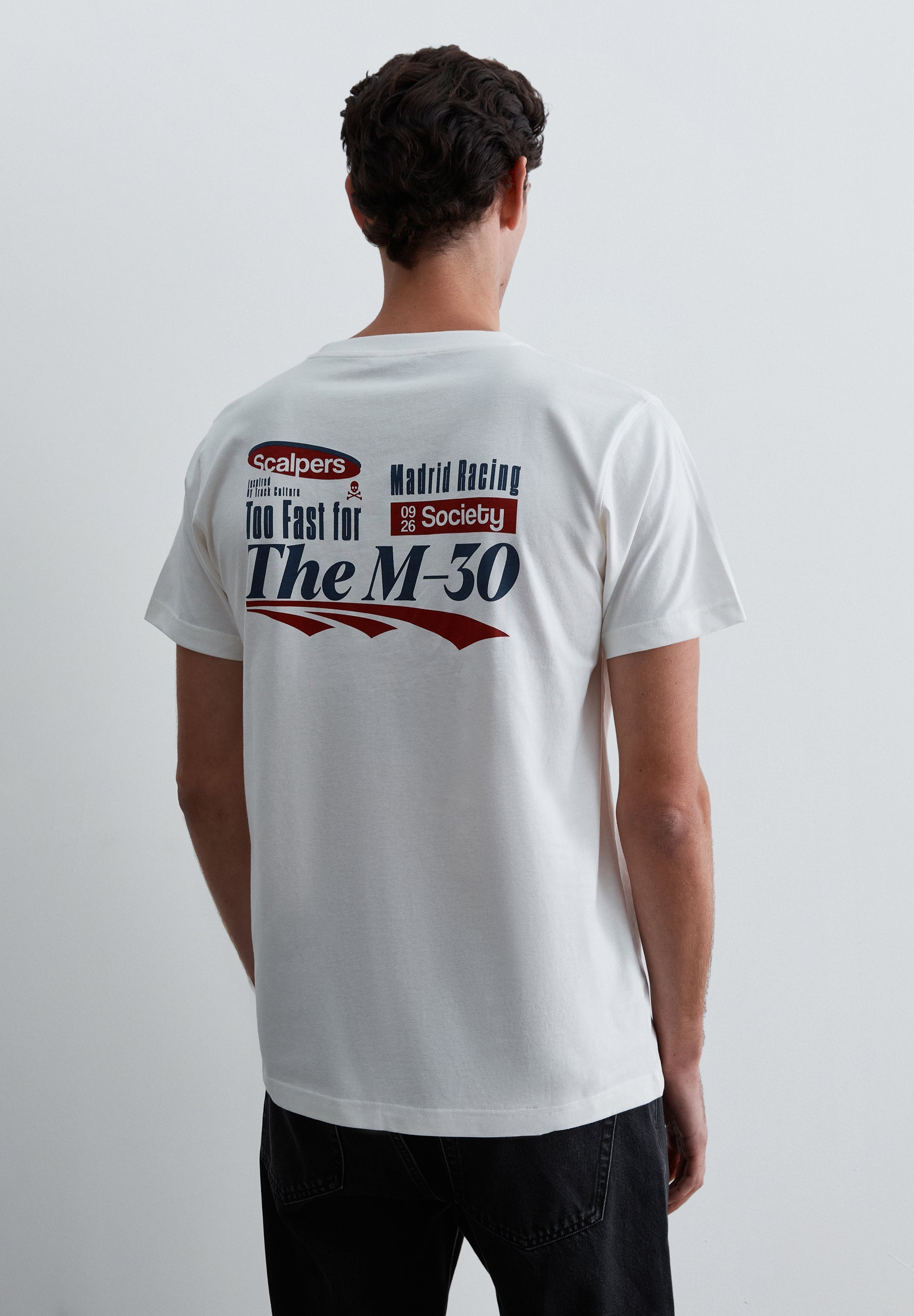 T-SHIRT COM PADRÃO E DETALHE DE REMENDO