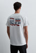 T-SHIRT COM PADRÃO E DETALHE DE REMENDO