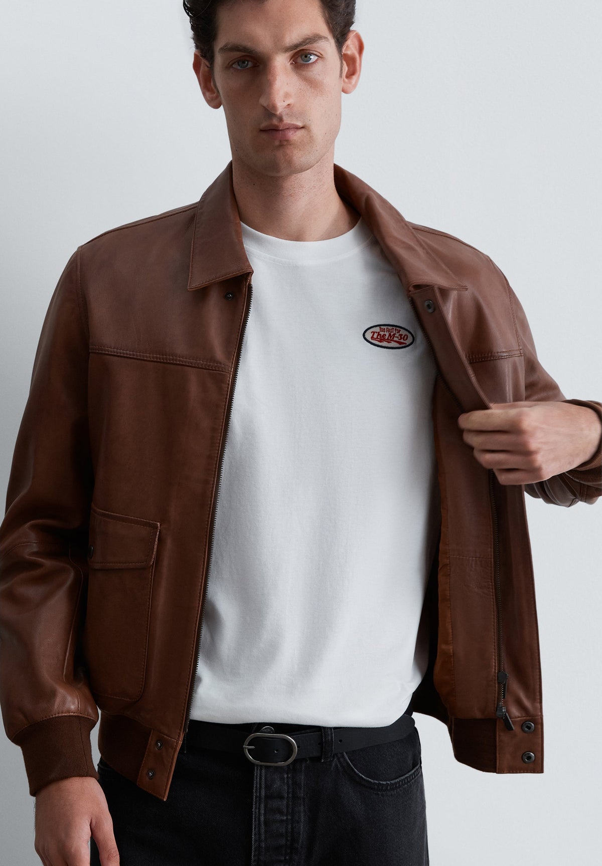 T-SHIRT COM PADRÃO E DETALHE DE REMENDO