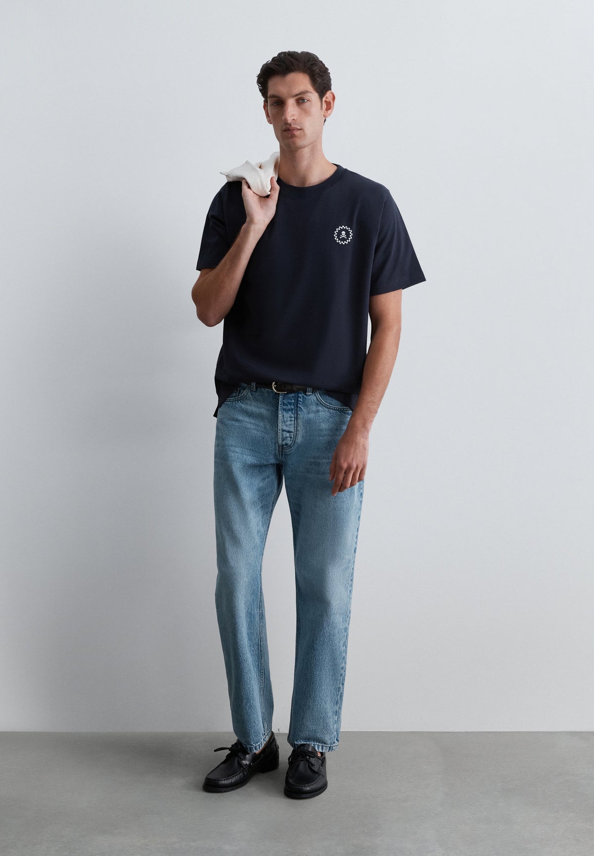 T-SHIRT COM LOGÓTIPO ESTAMPADO ATRÁS