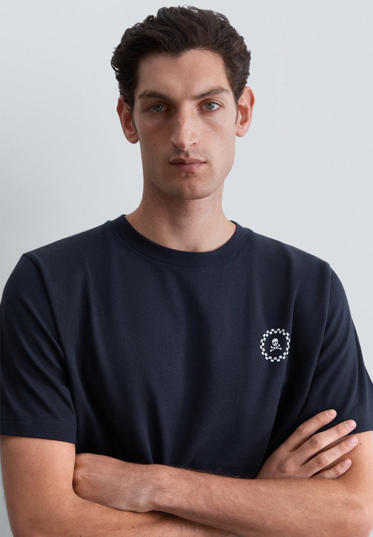 T-SHIRT COM LOGÓTIPO ESTAMPADO ATRÁS