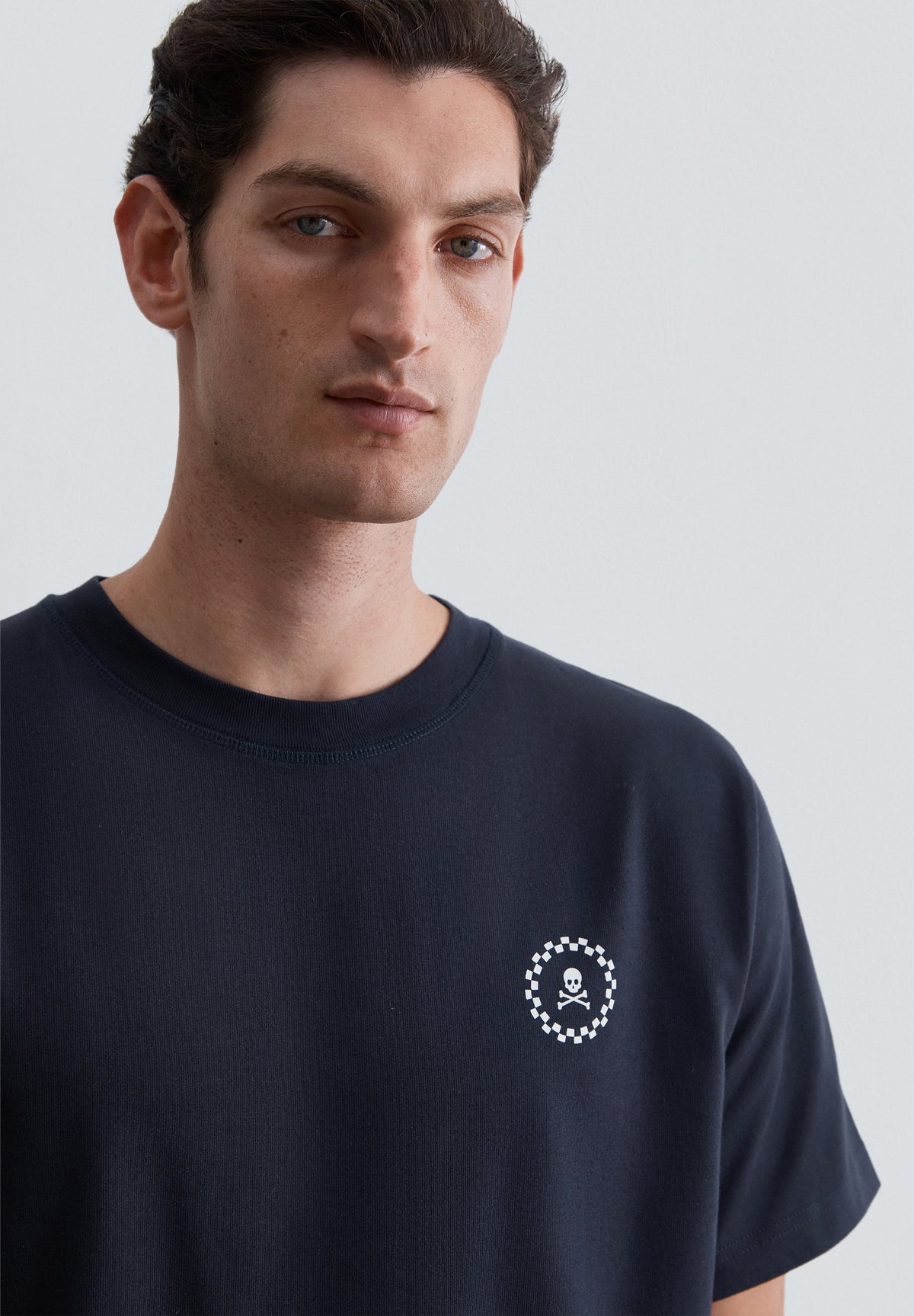 T-SHIRT COM LOGÓTIPO ESTAMPADO ATRÁS