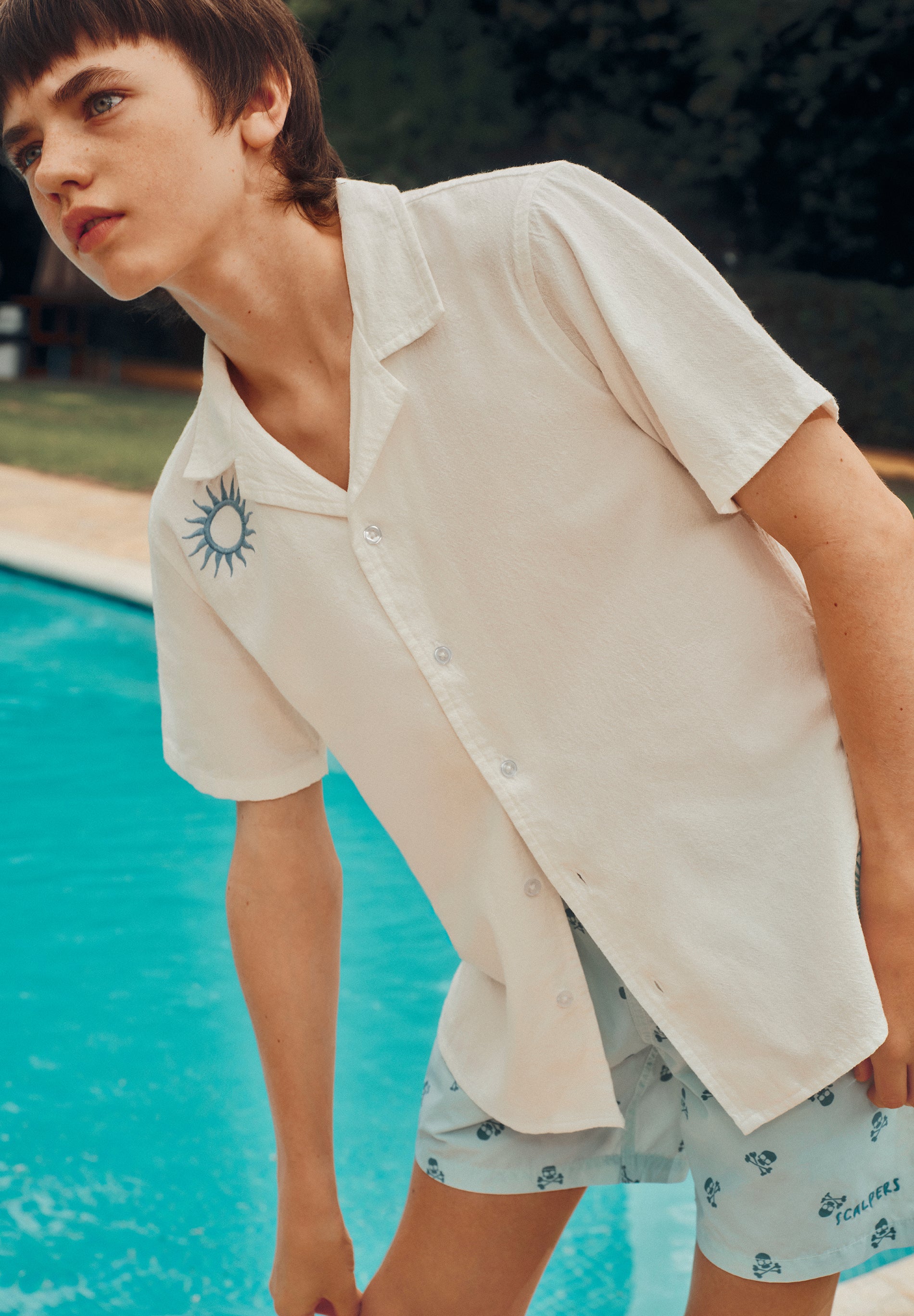CAMISA DE MANGA CURTA COM BORDADOS