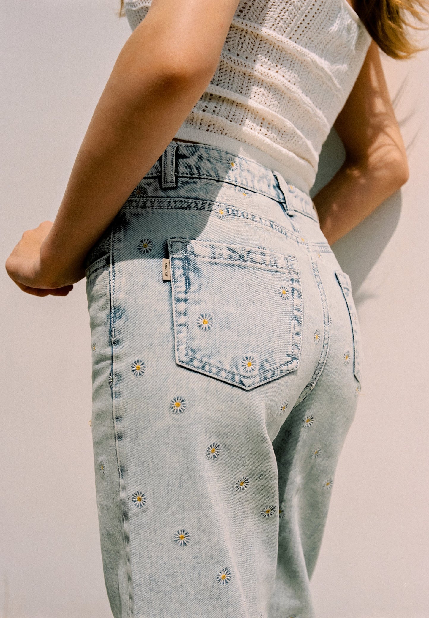 CALÇAS DENIM COM BORDADOS DE SÓIS