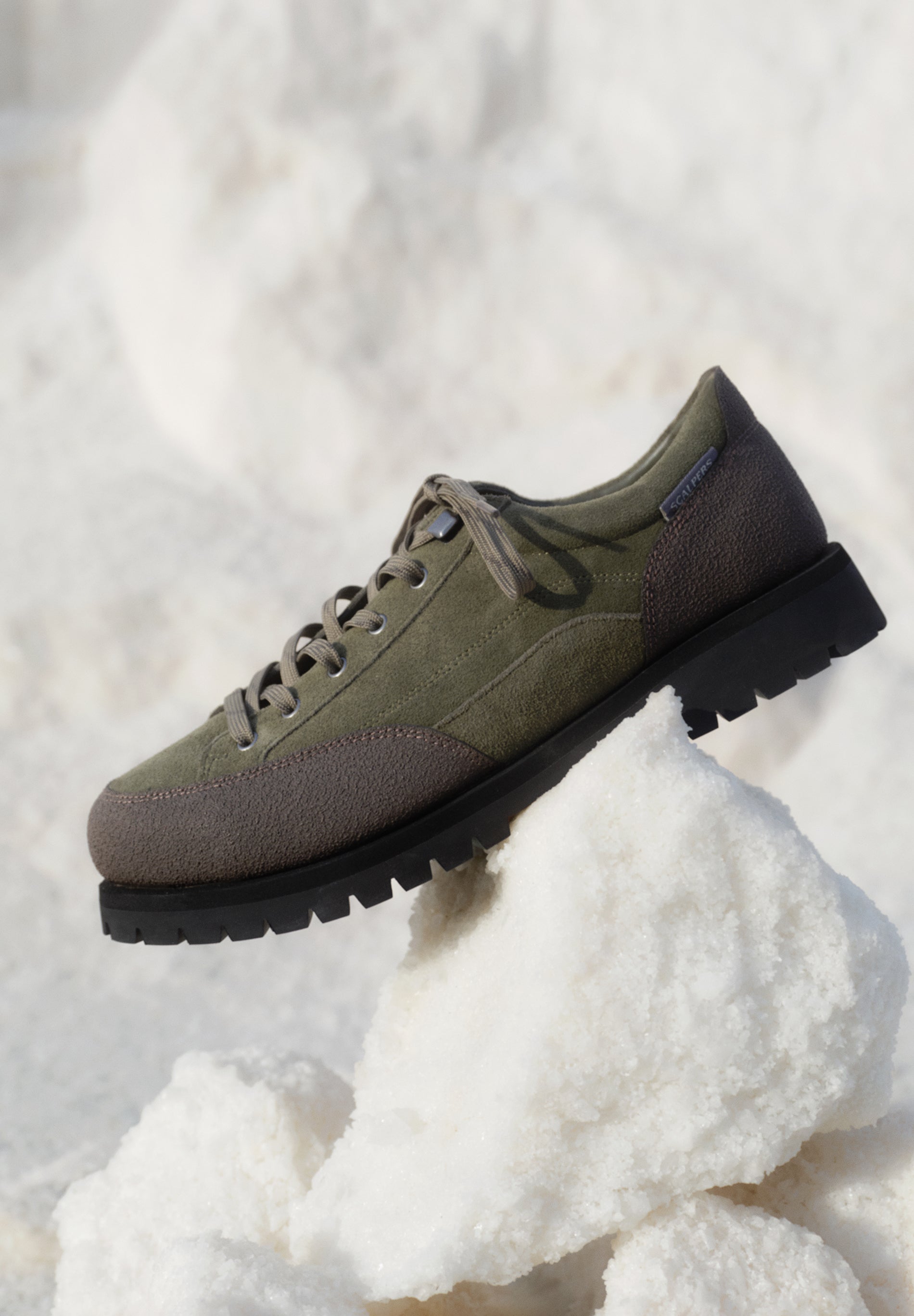 SAPATOS DE CAMURÇA COM SOLA DENTADA