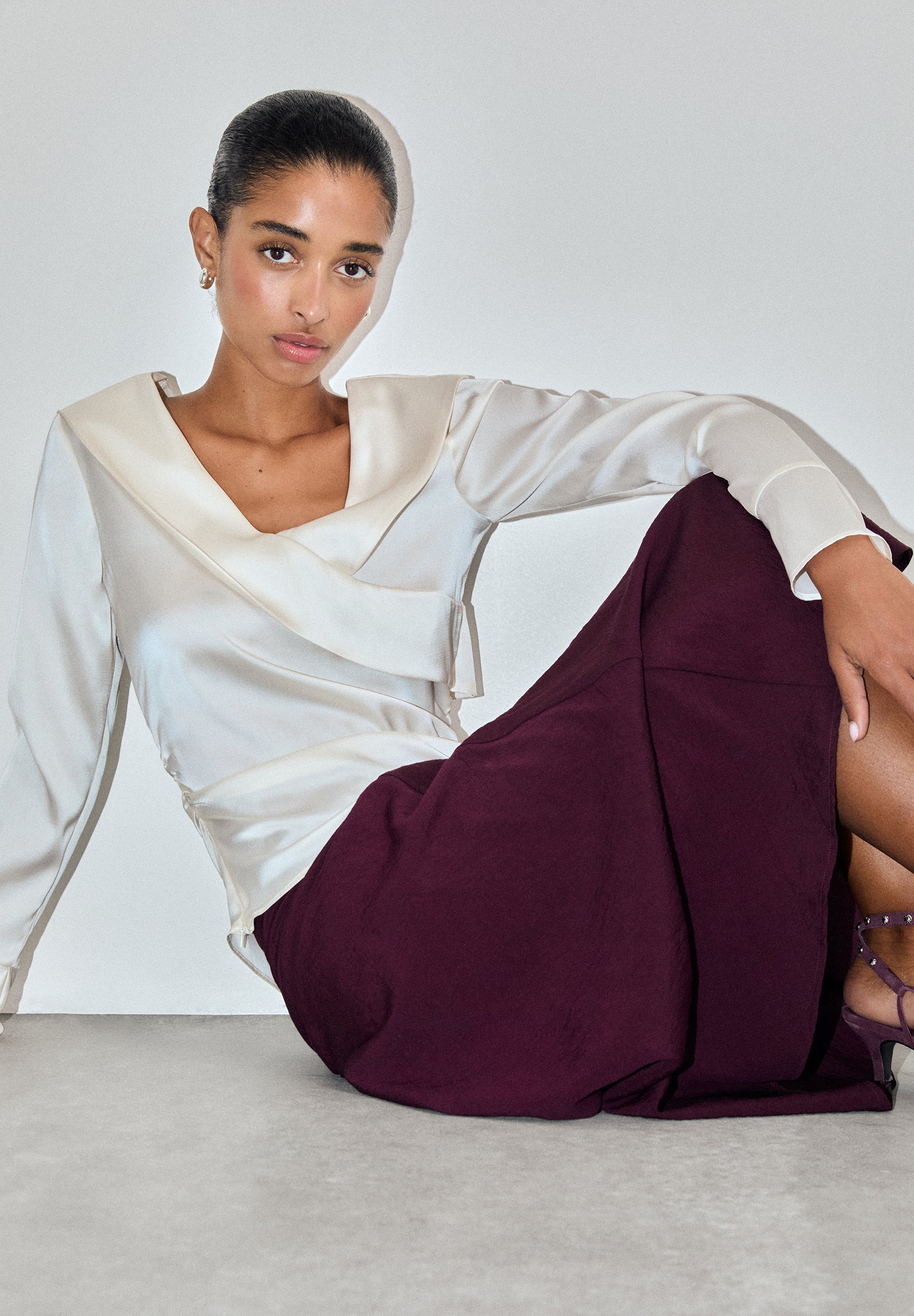 CAMISA ACETINADA ASSIMÉTRICA