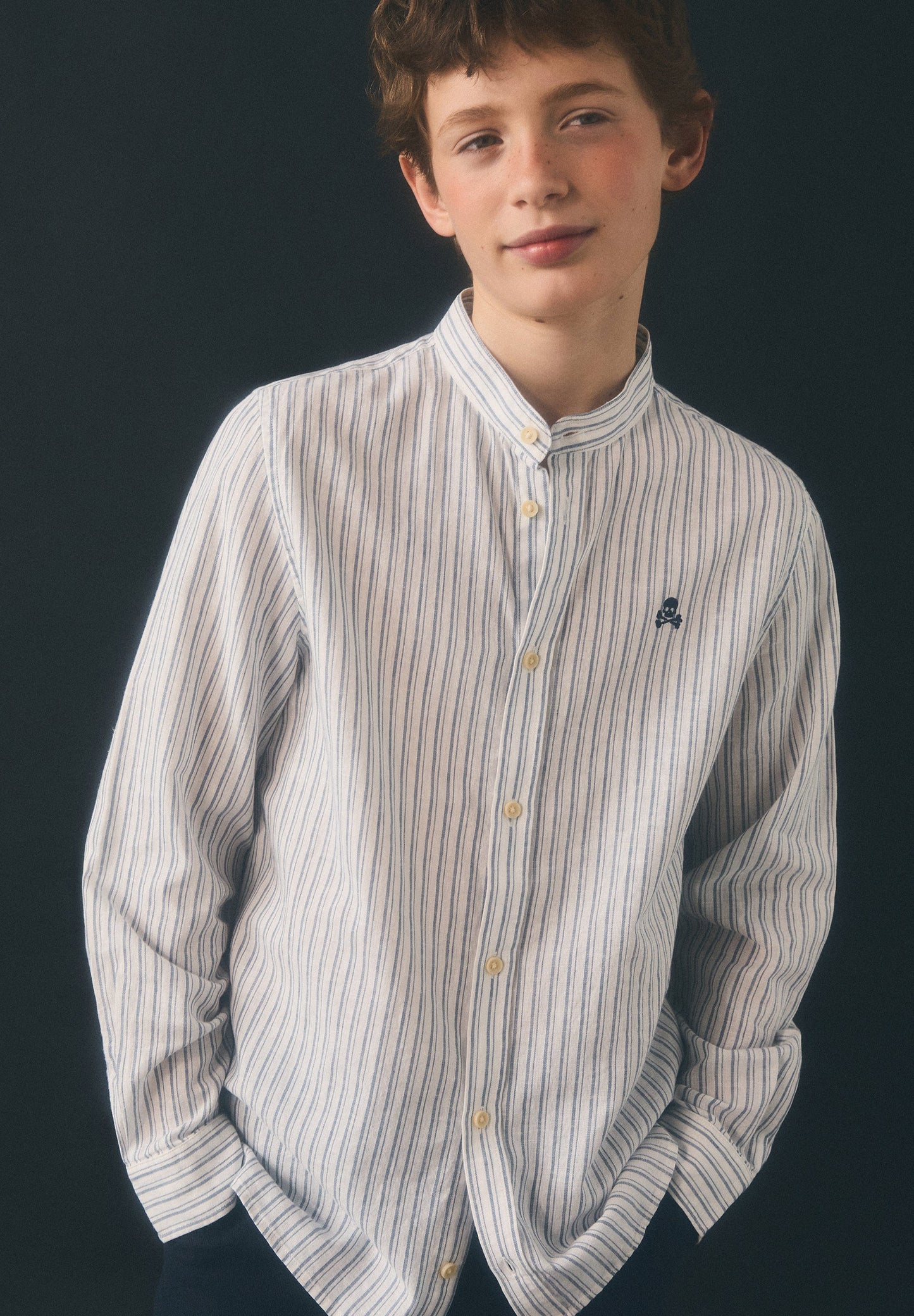 CAMISA ÀS RISCAS COM GOLA MAO