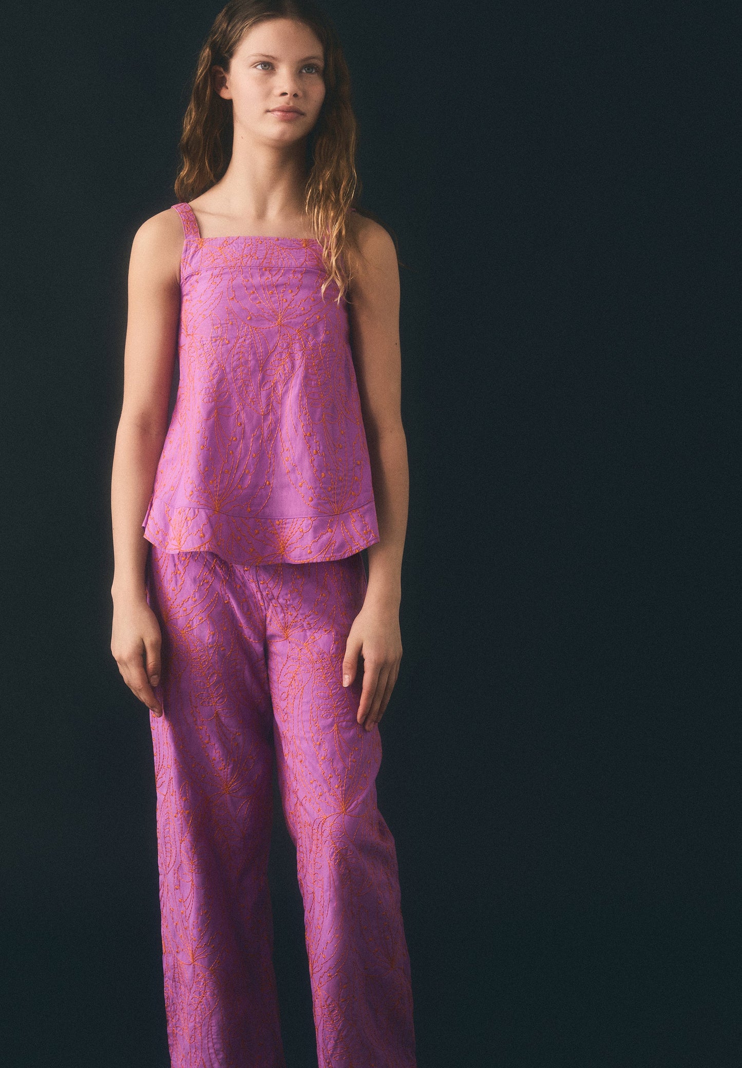 TOP BORDADO EM CONTRASTE