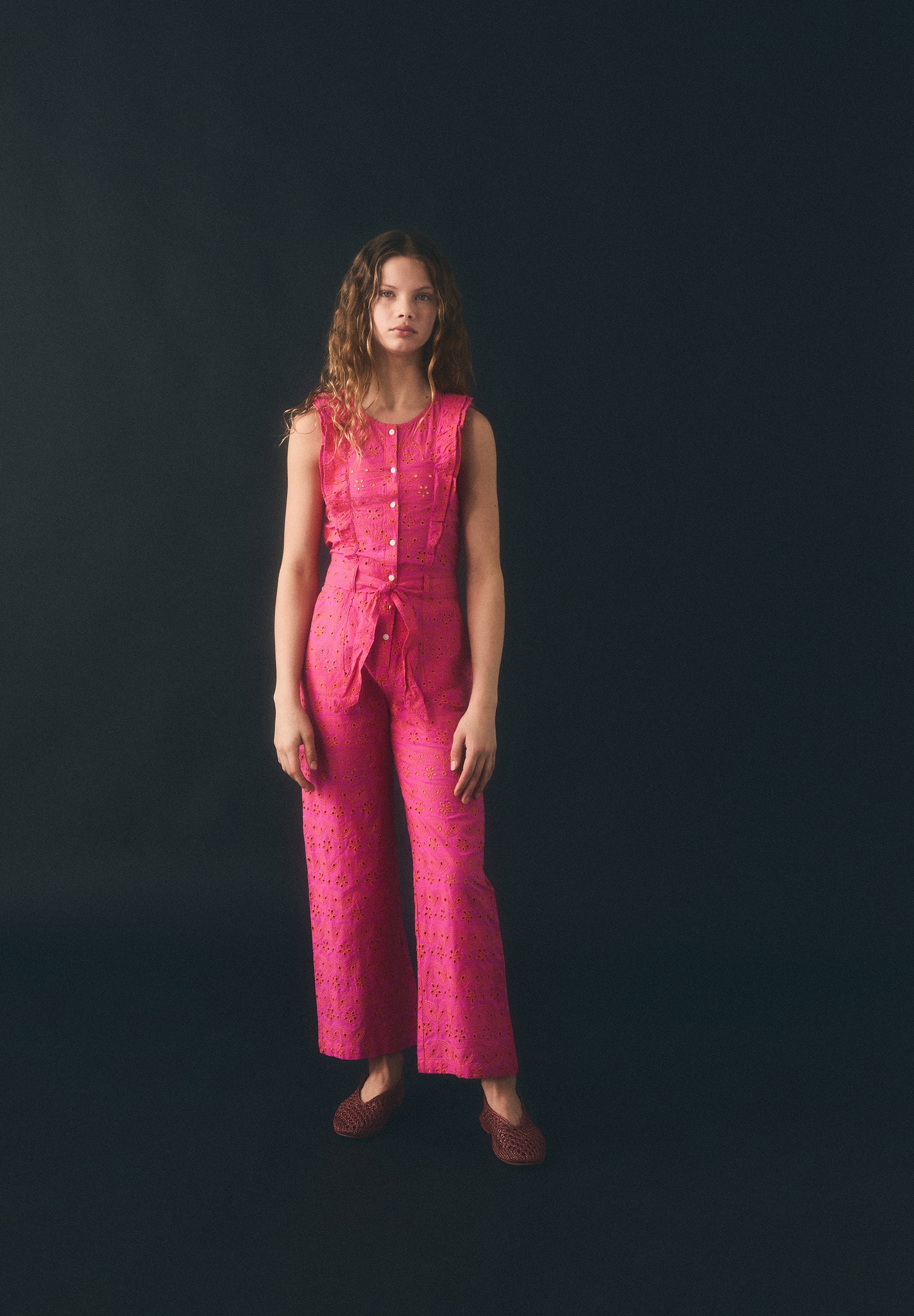 MACACÃO COM FOLHOS RENDILHADOS