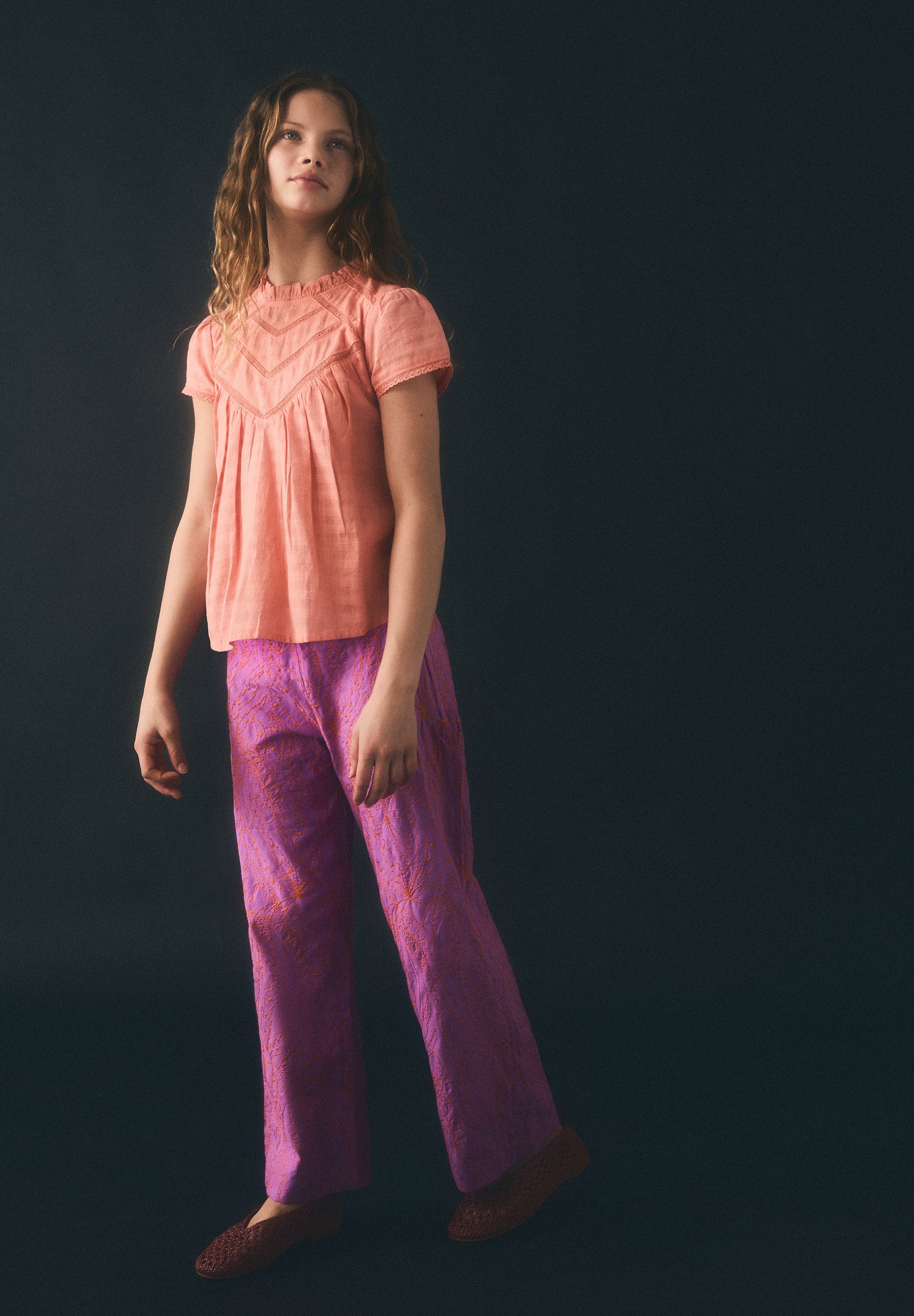 CALÇAS COM BORDADOS EM CONTRASTE