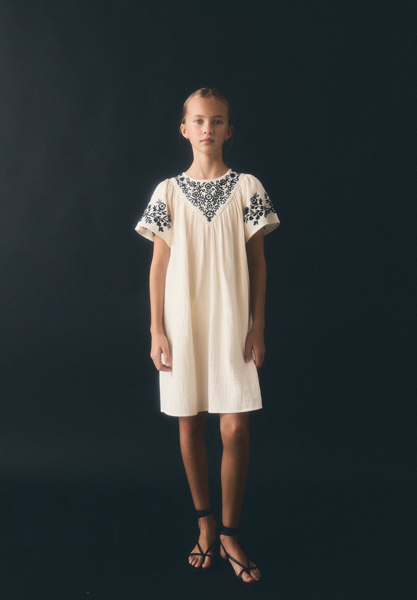 VESTIDO BORDADO EM CONTRASTE