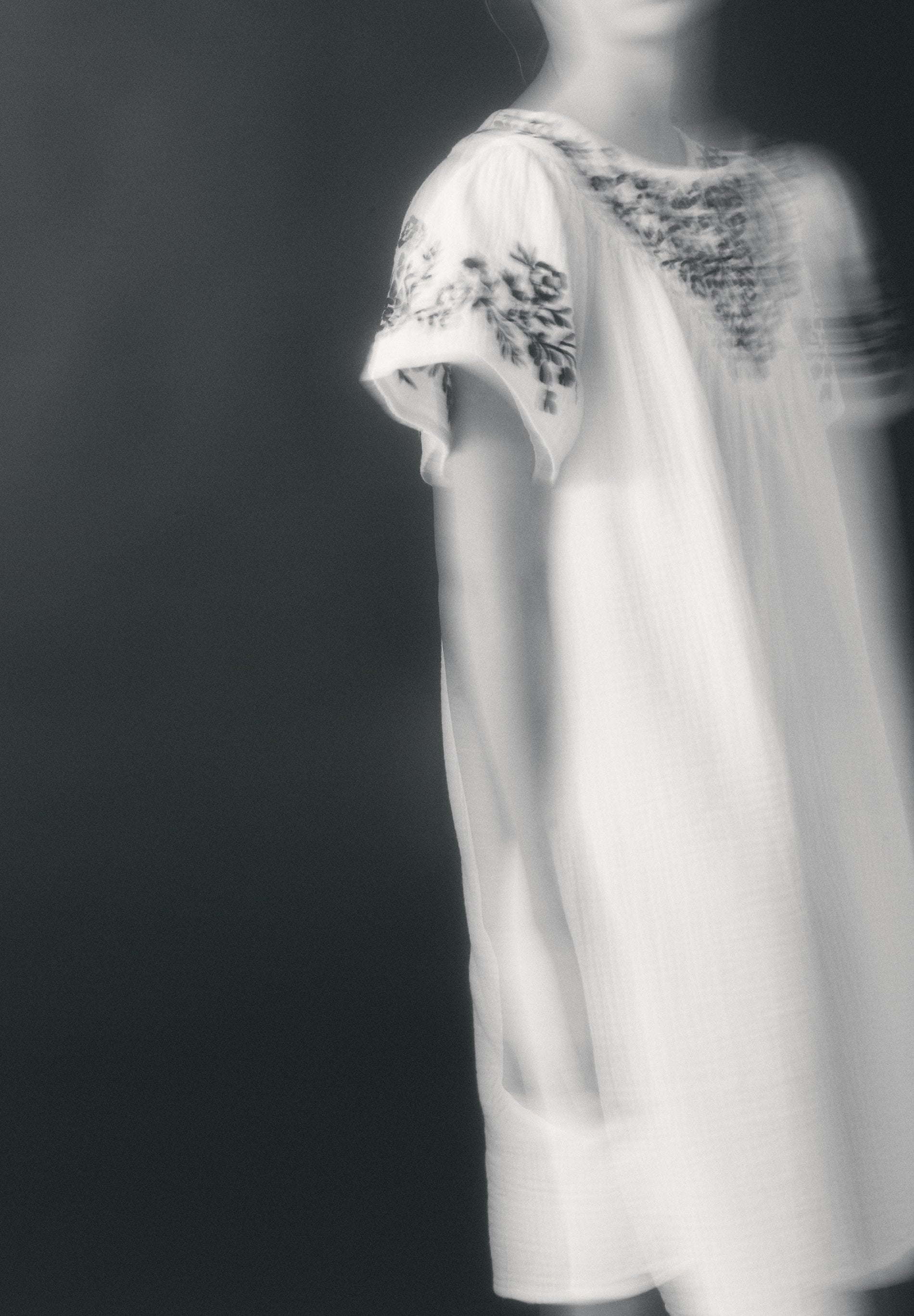 VESTIDO BORDADO EM CONTRASTE