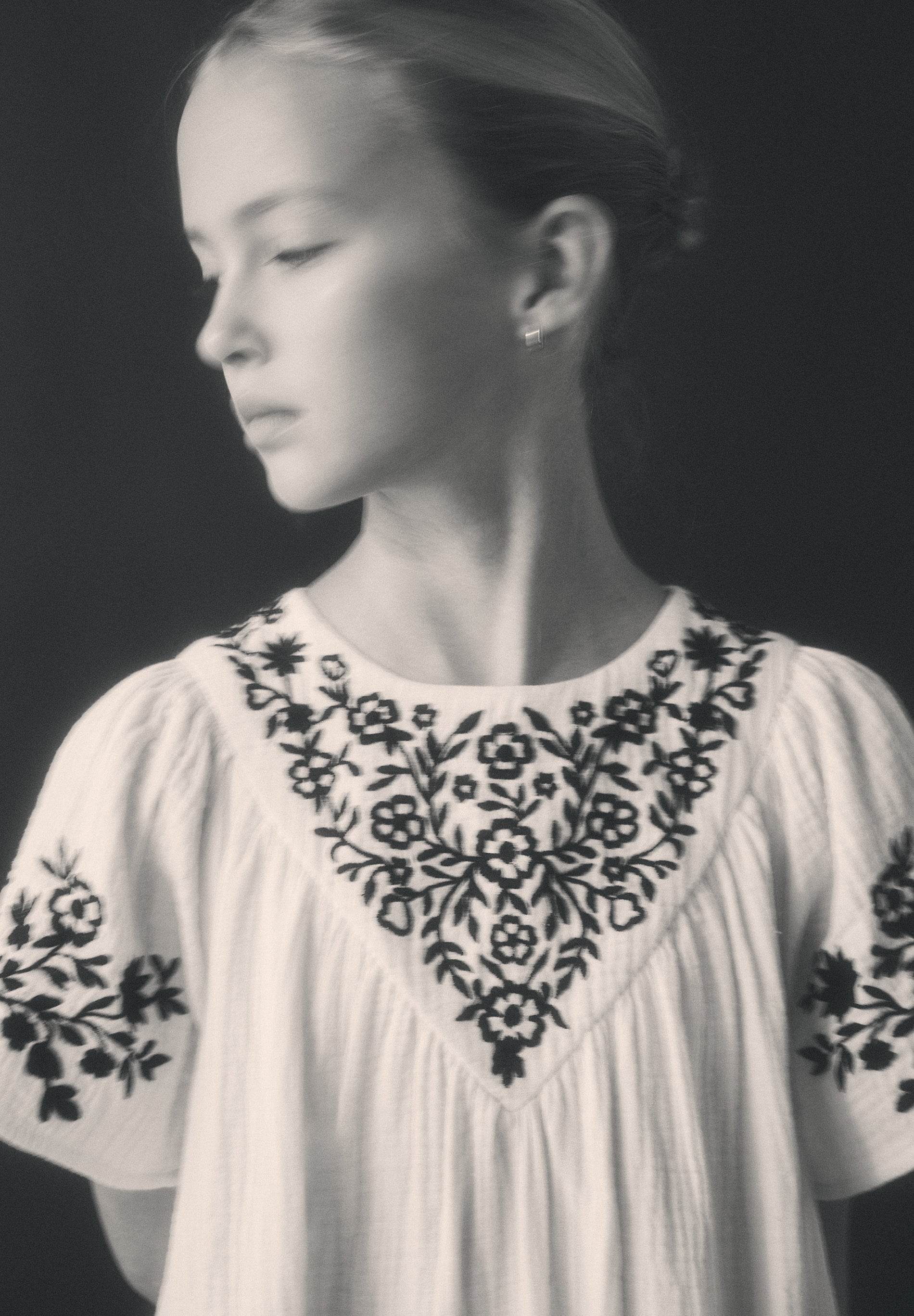 VESTIDO BORDADO EM CONTRASTE