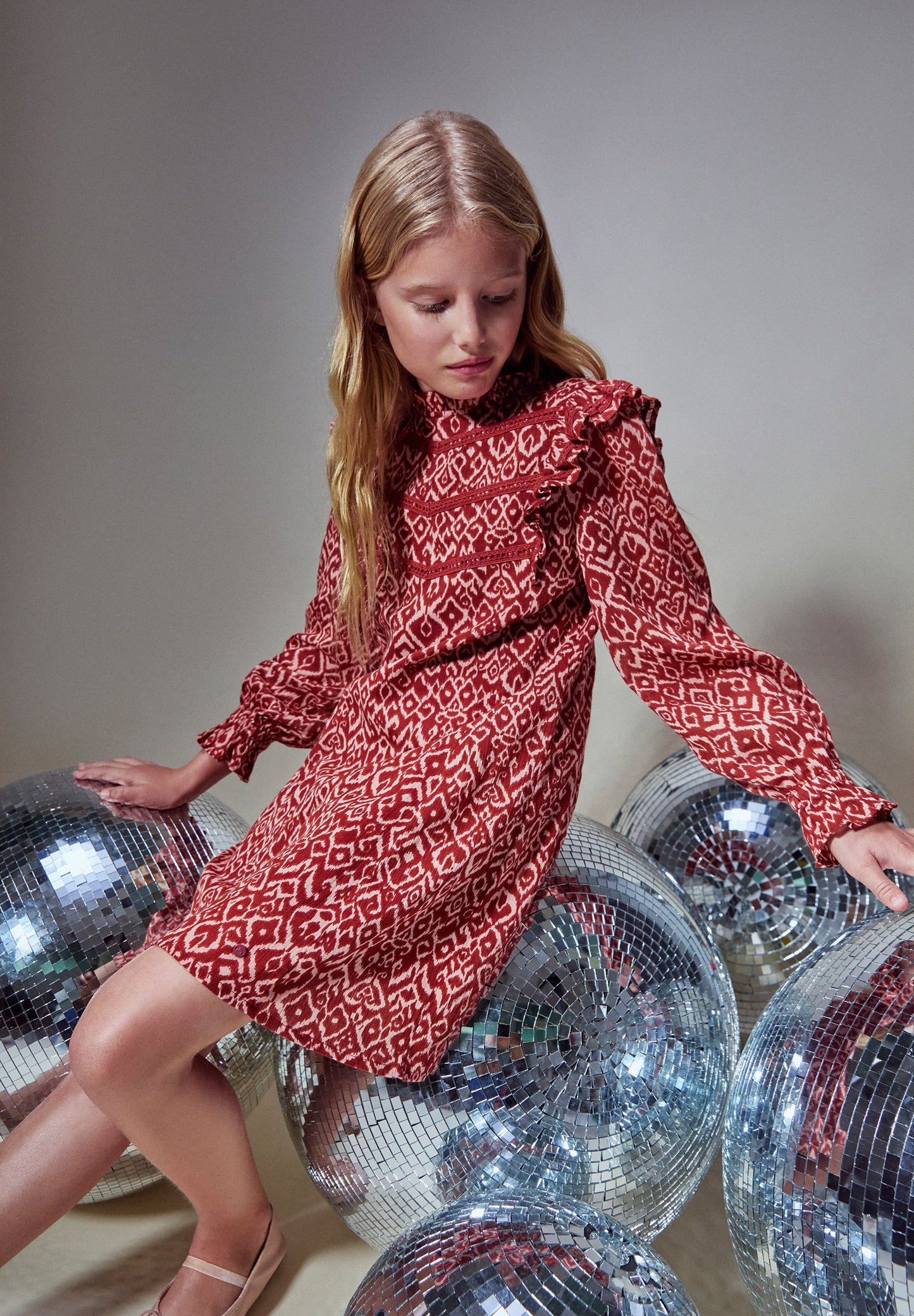 VESTIDO COM FOLHOS COM PADRÃO ÉTNICO