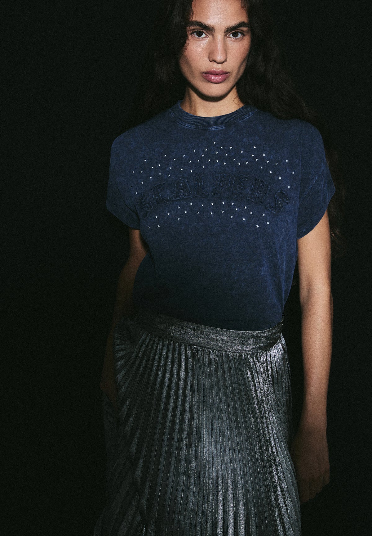 T-SHIRT COM TACHAS E LOGÓTIPO DE REMENDO