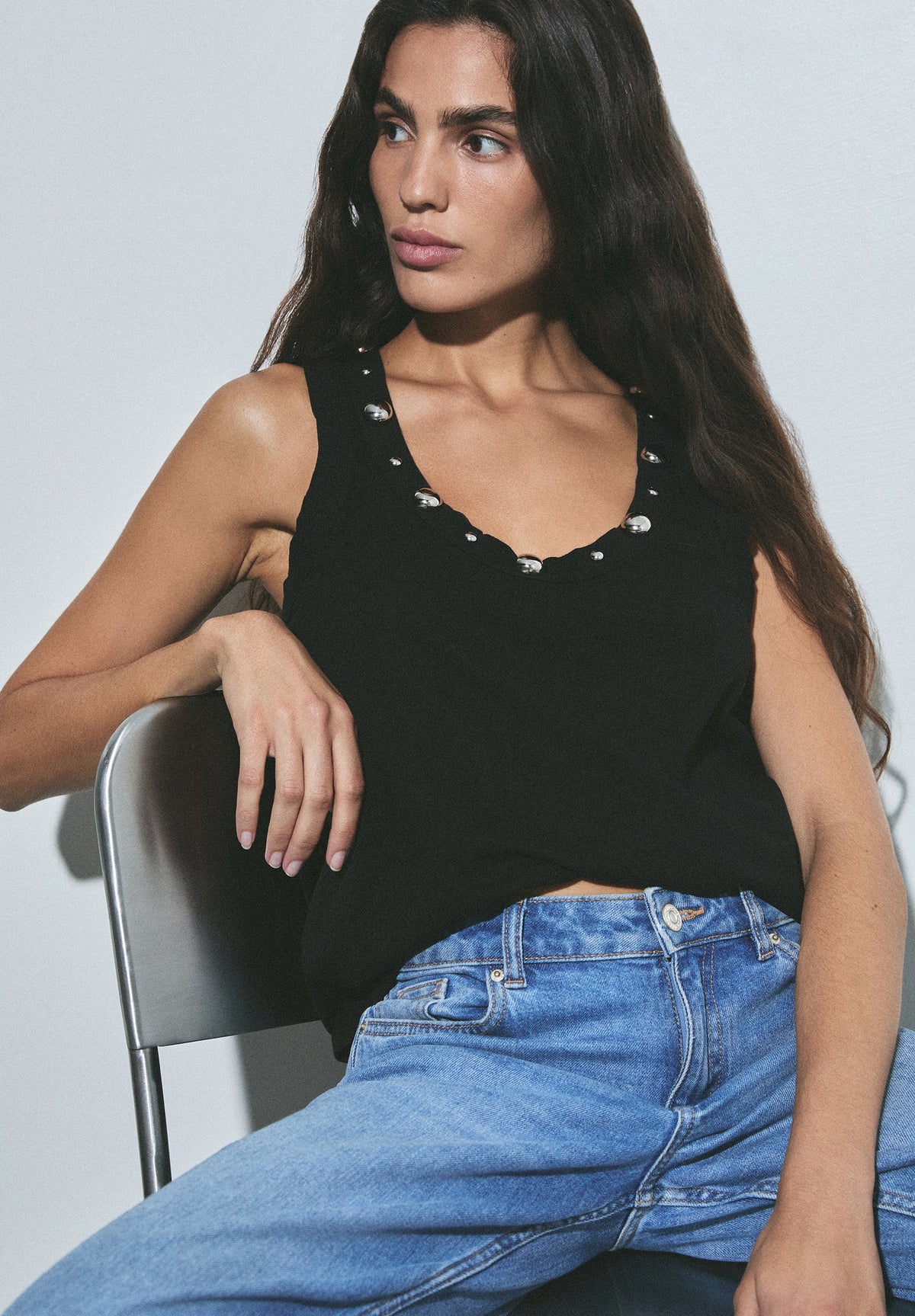 TOP COM ALÇAS E TACHAS