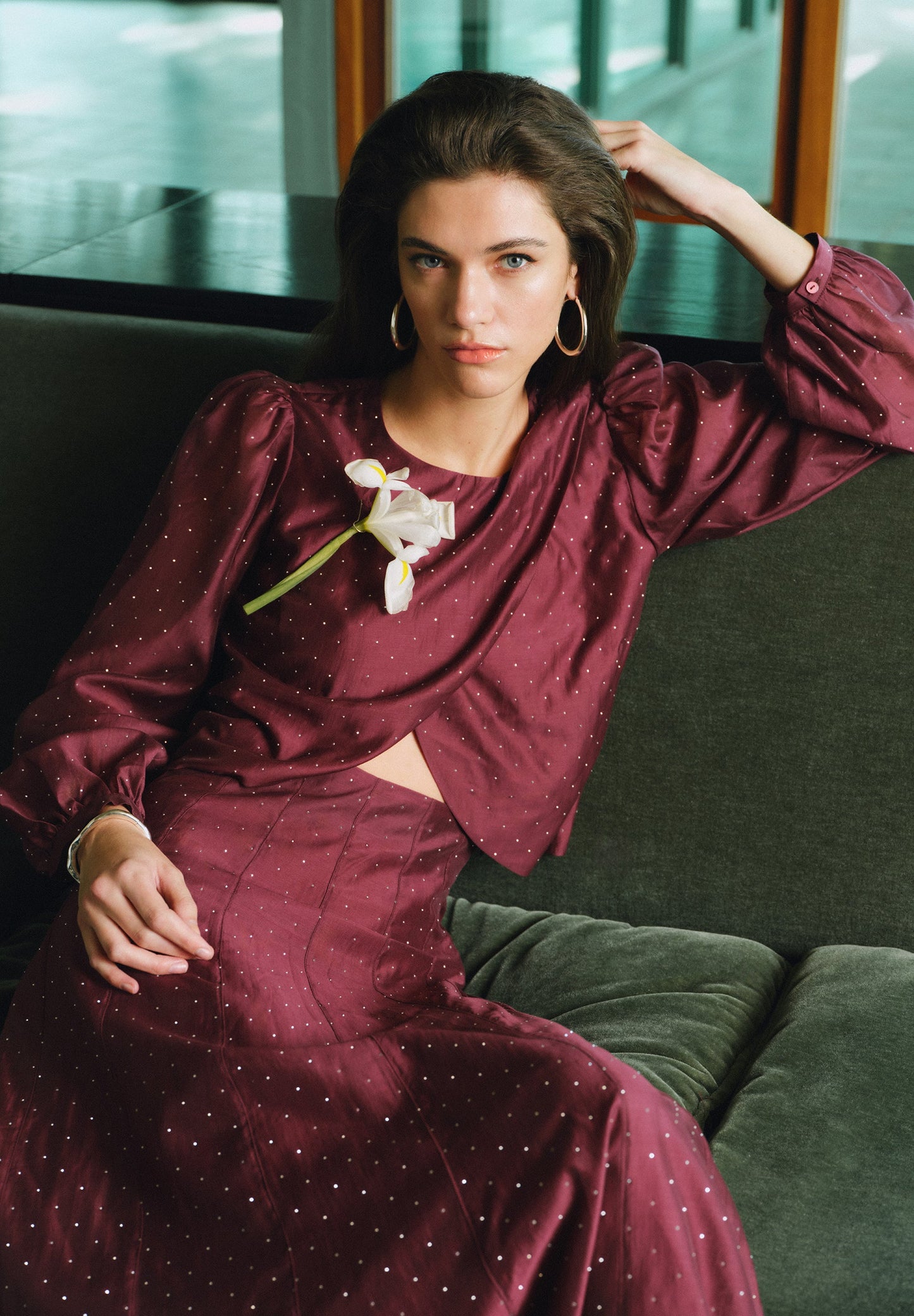BLUSA ACETINADA COM STRASS