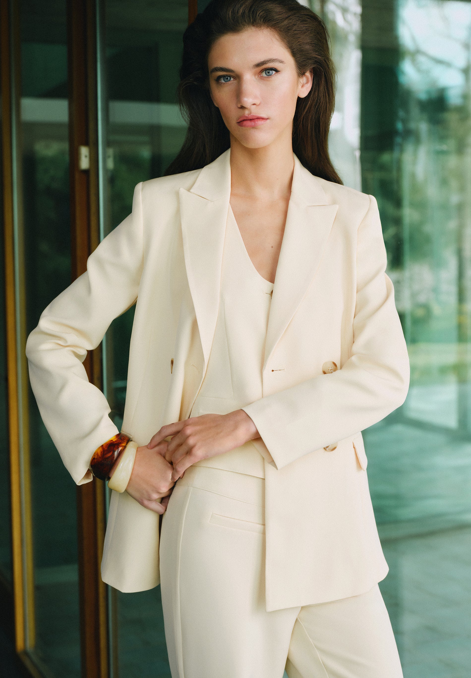 CALÇAS FLUÍDAS COM PORMENOR NA CINTURA