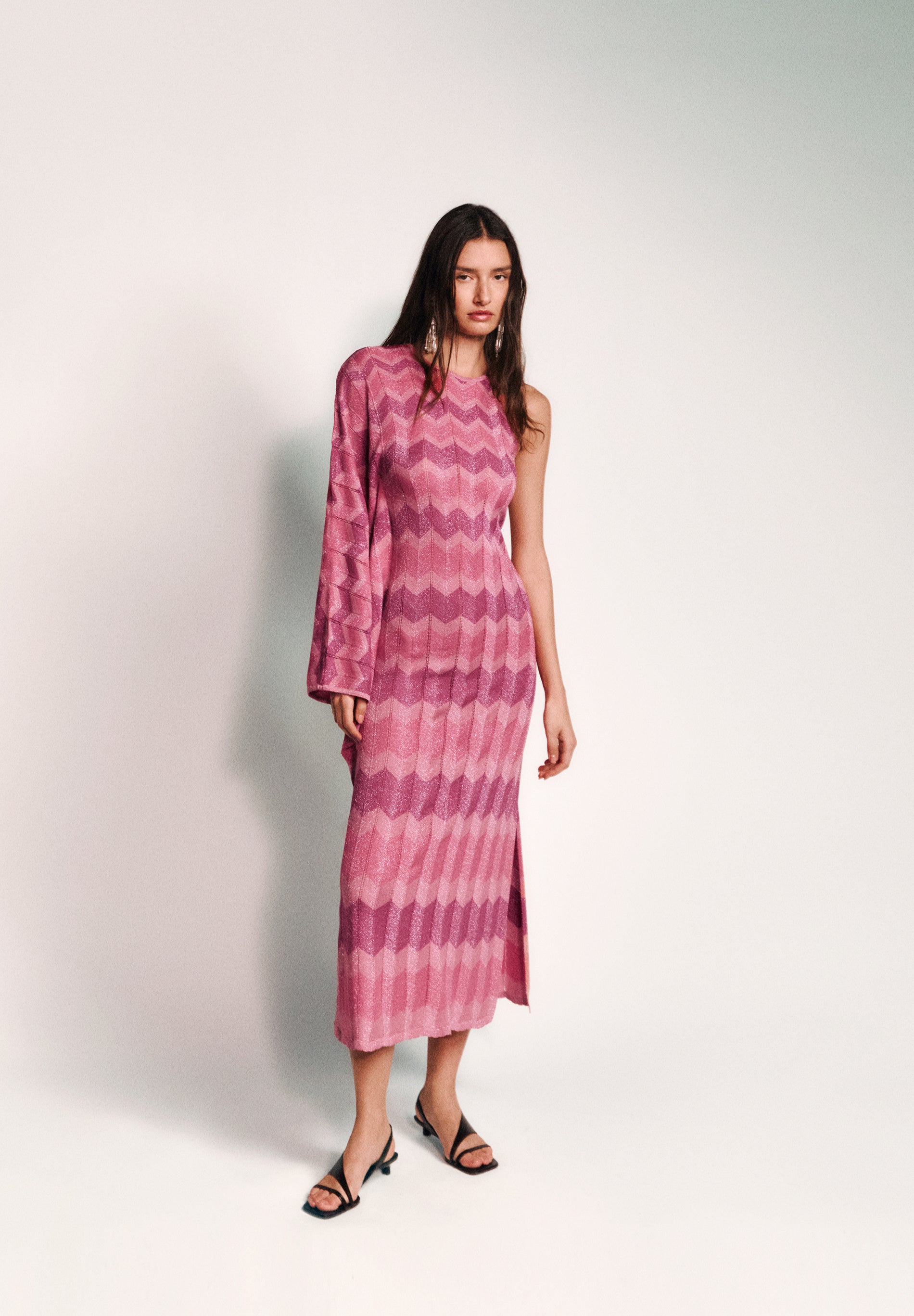 VESTIDO ASSIMÉTRICO DE MALHA COM FIO METALIZADO