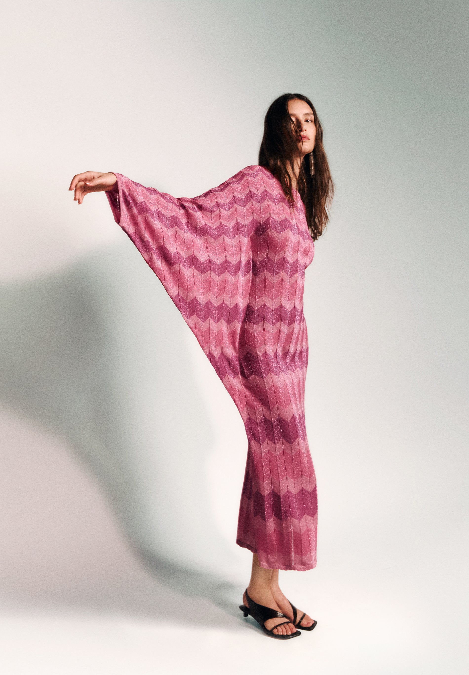 VESTIDO ASSIMÉTRICO DE MALHA COM FIO METALIZADO