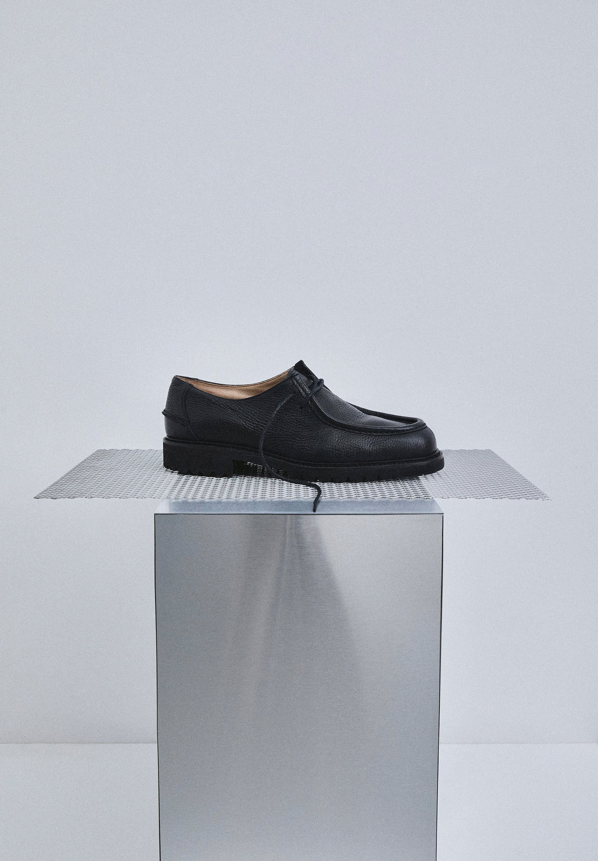 SAPATOS DE PELE COM SOLA DENTADA