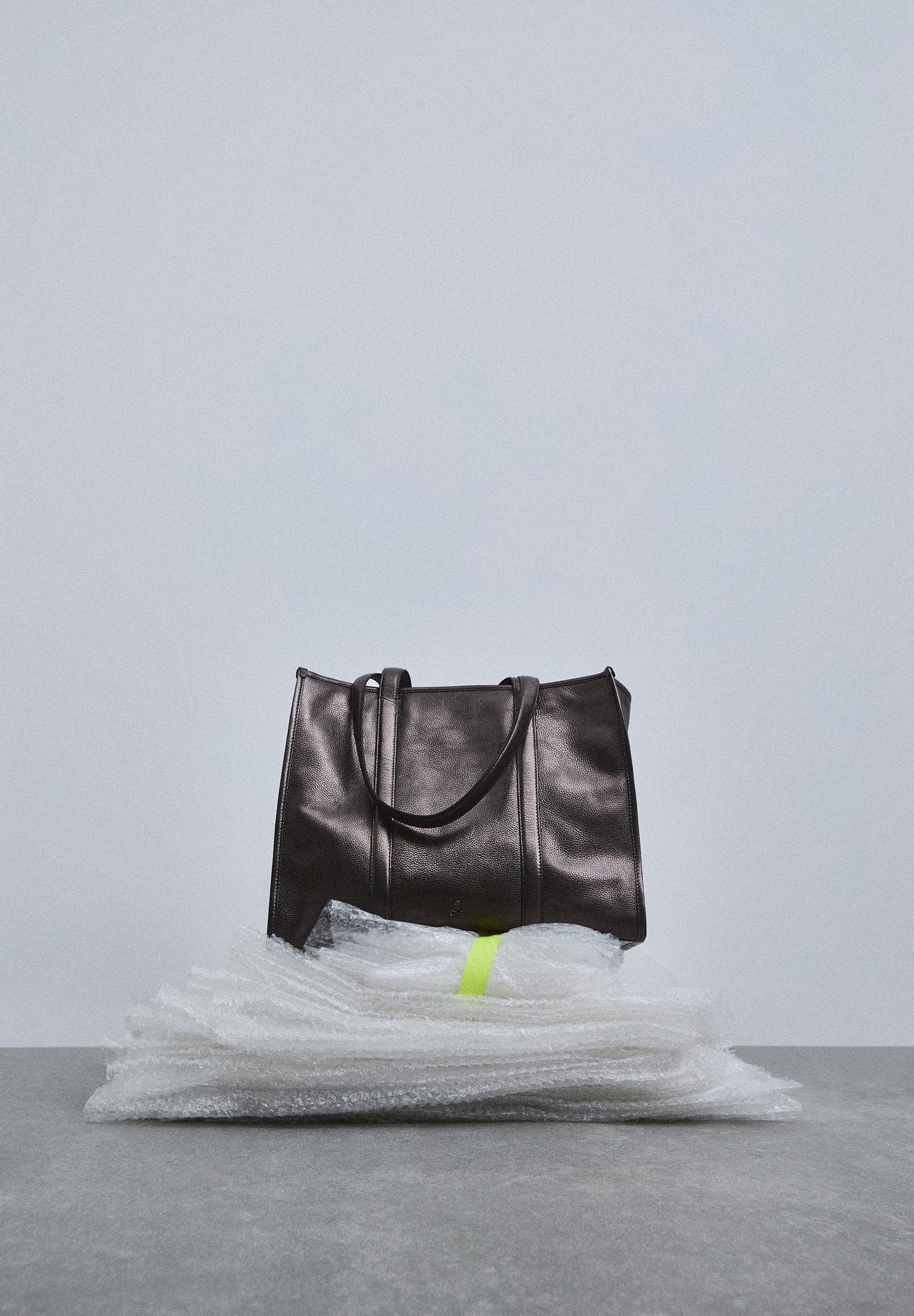 BOLSA TOTE BAG EM PELE METALIZADA