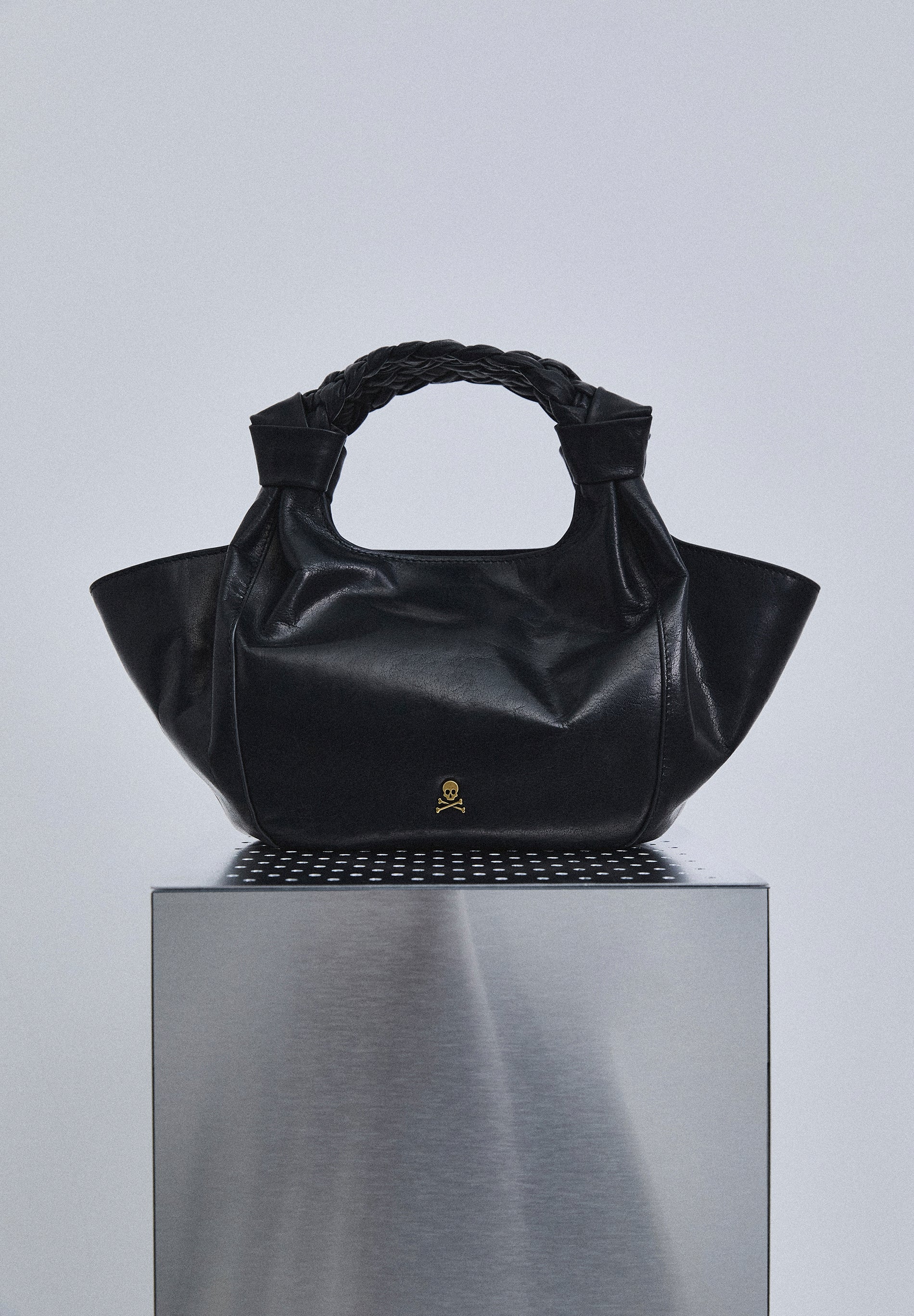 BOLSA MINI EM PELE COM ALÇA TRANÇADA