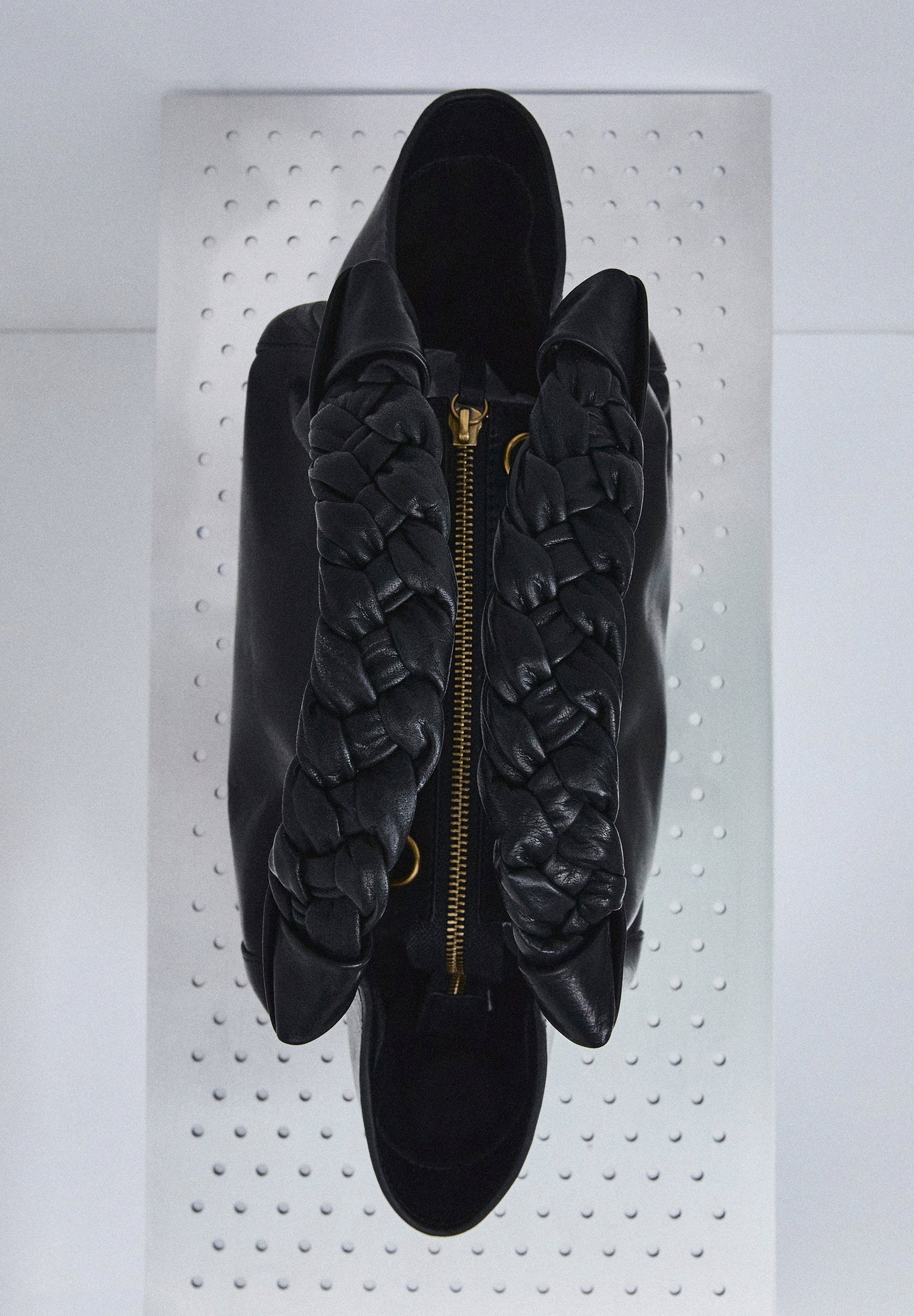 BOLSA MINI EM PELE COM ALÇA TRANÇADA